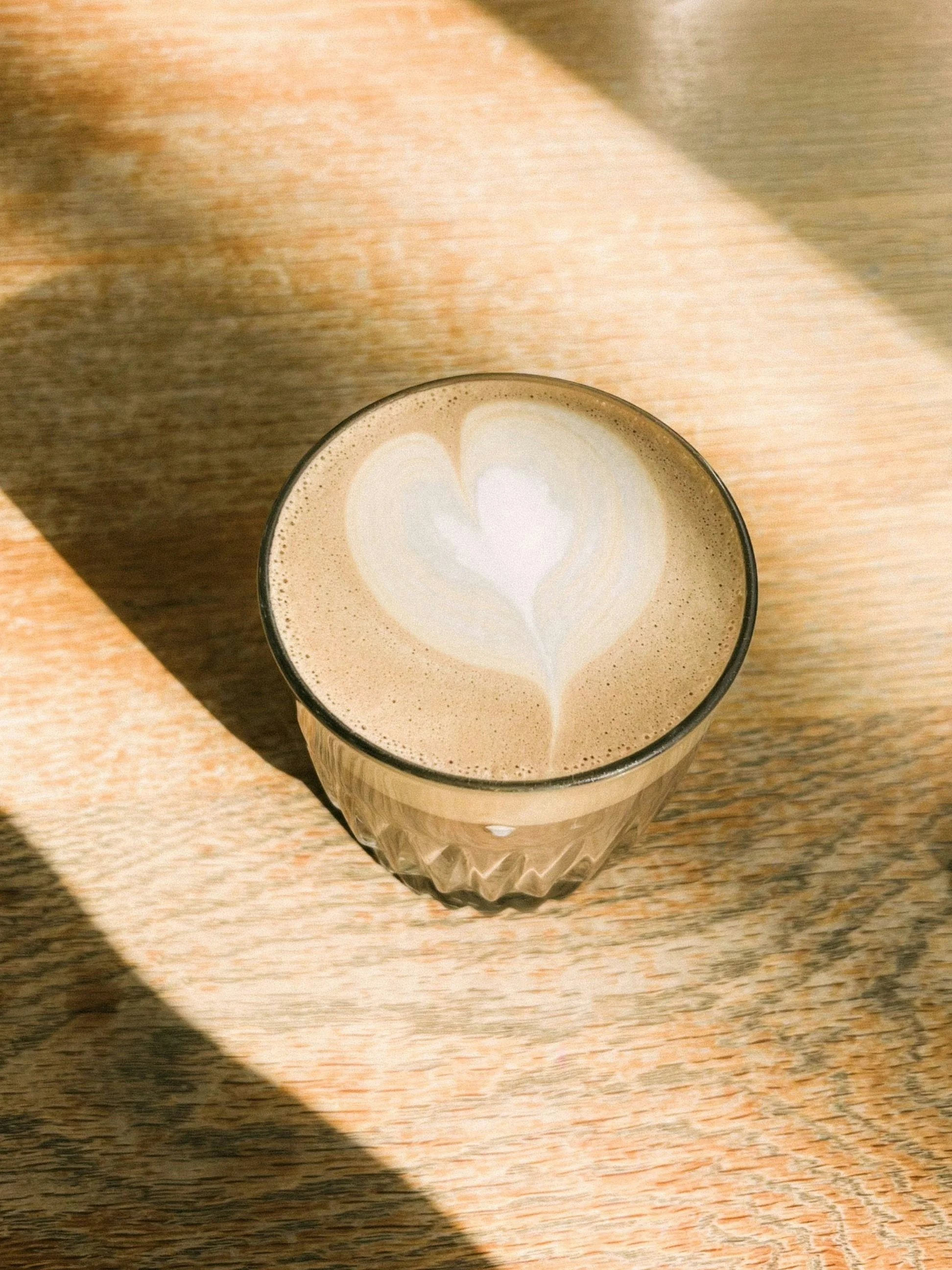 Latte art en forme de cœur, pause café chez Héra Coffee Nice.
