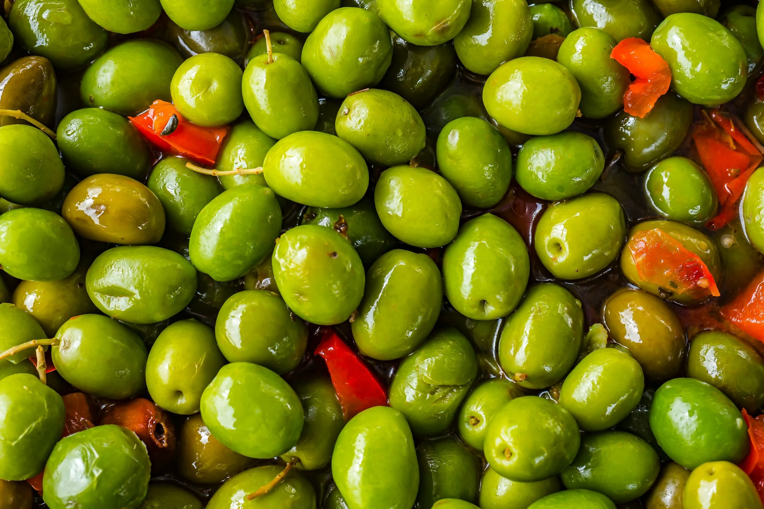 Olives vertes assaisonnées au poivron rouge, brunch grec Héra Coffee Nice.