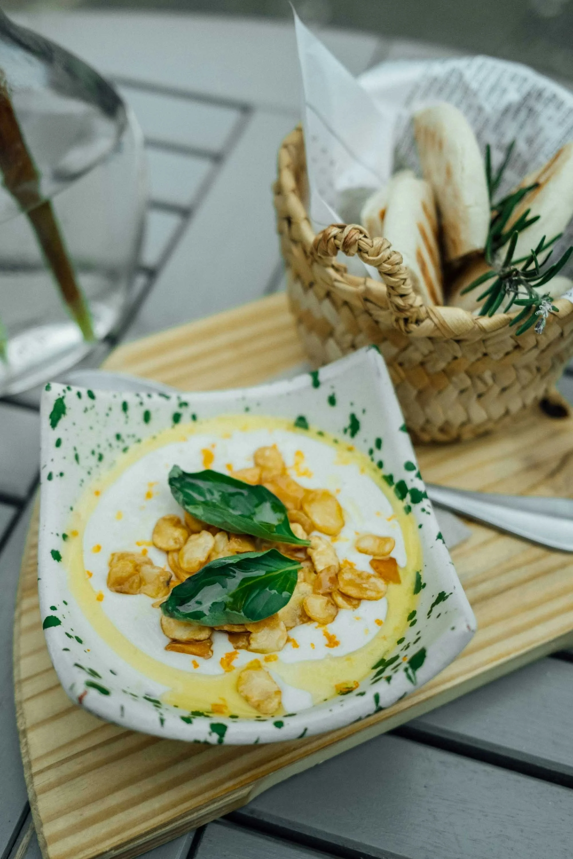 Bol de houmous au basilic et noix, spécialité du brunch grec Héra Coffee Nice.