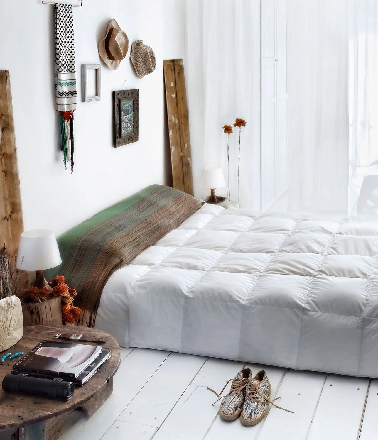 stavros-kostakis-interior-white-wooden-floor-bedroom-athens-01.jpg