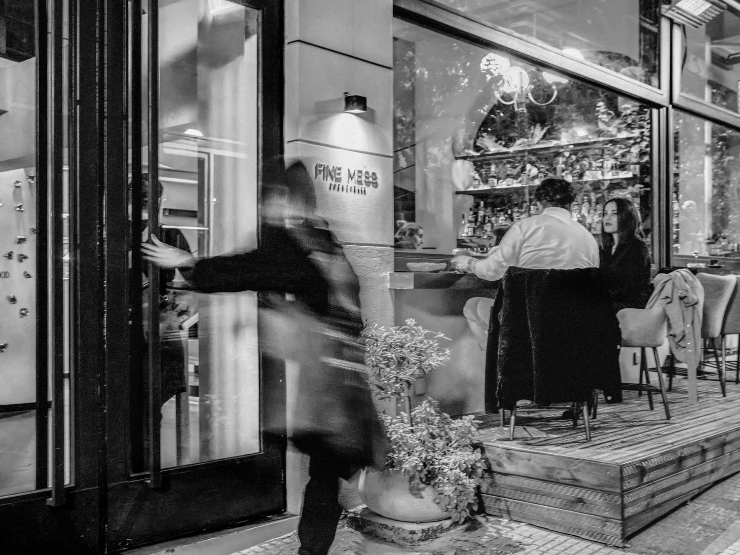 fine-mess-bbq-athens-exterior-motion-blur-hospitality-stavros-kostakis-photography.jpg