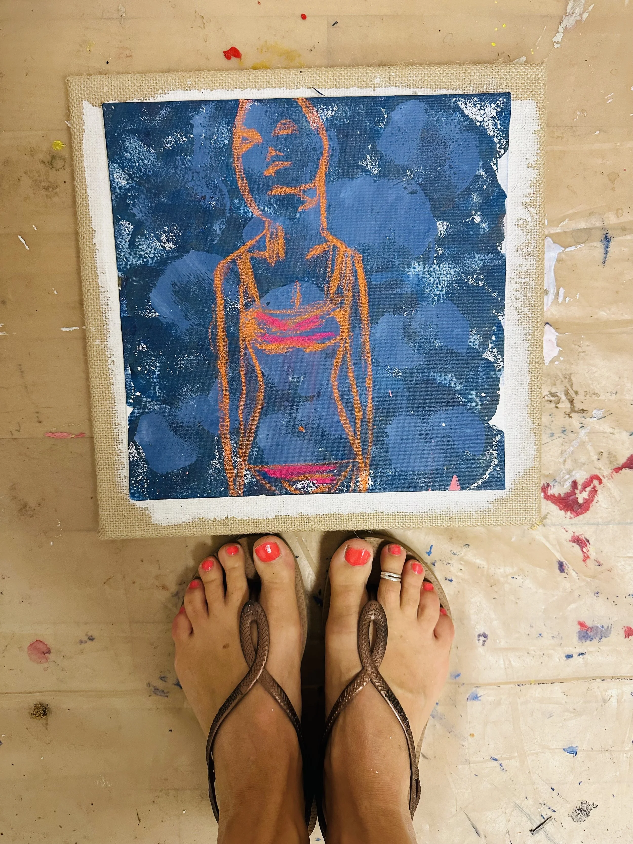 Ein Gemälde auf Leinwand, das eine stilisierte Darstellung einer sitzenden Frau in leuchtenden Farben zeigt, mit einem blauen Hintergrund und warmen Farbtönen für die Figur.