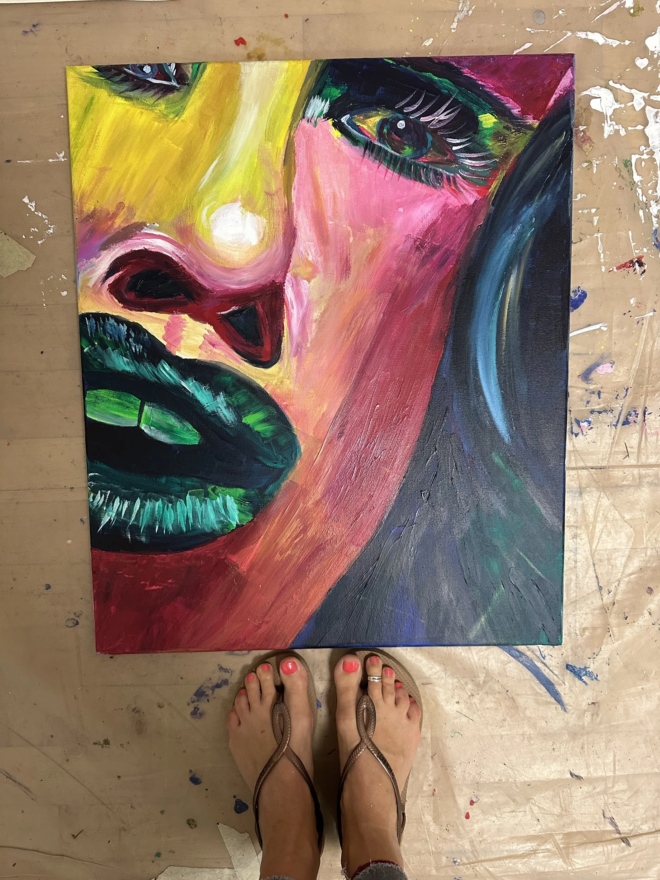 Ein buntes Gemälde, das ein menschliches Gesicht und ein Auge in Nahaufnahme zeigt. Das Gesicht ist lebendig mit kräftigen Farben wie Pink, Gelb, Blau und Grün gemalt.