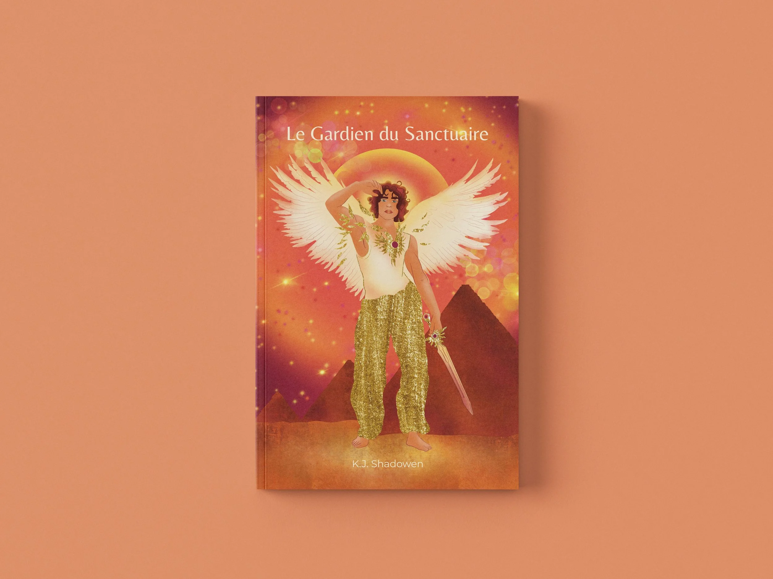 A book cover titled 'Le Gardien du Sanctuaire' by K.J. Shadowen features an illustration of a woman with curly hair, angel wings, and gold glittering pants standing in front of a sunset and pyramids in a desert landscape.