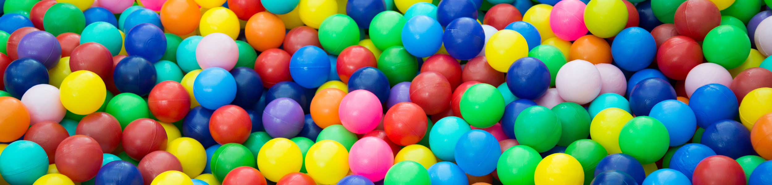 Bunte Gummikugeln in einem Ballpool