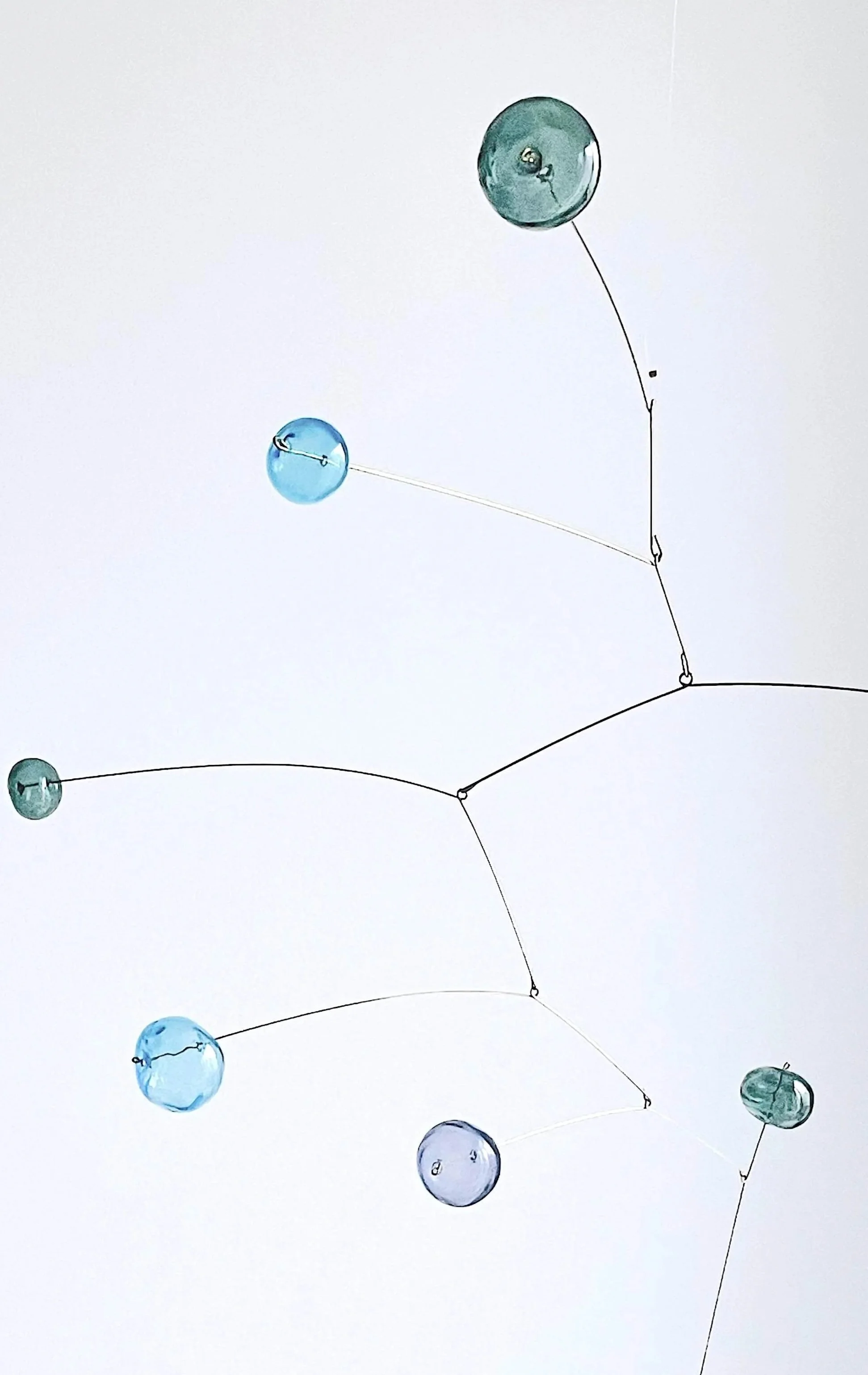 Une représentation artistique d'une molécule avec des sphères bleues et vertes reliées par des lignes noires, évoquant un modèle moléculaire en 3D.
