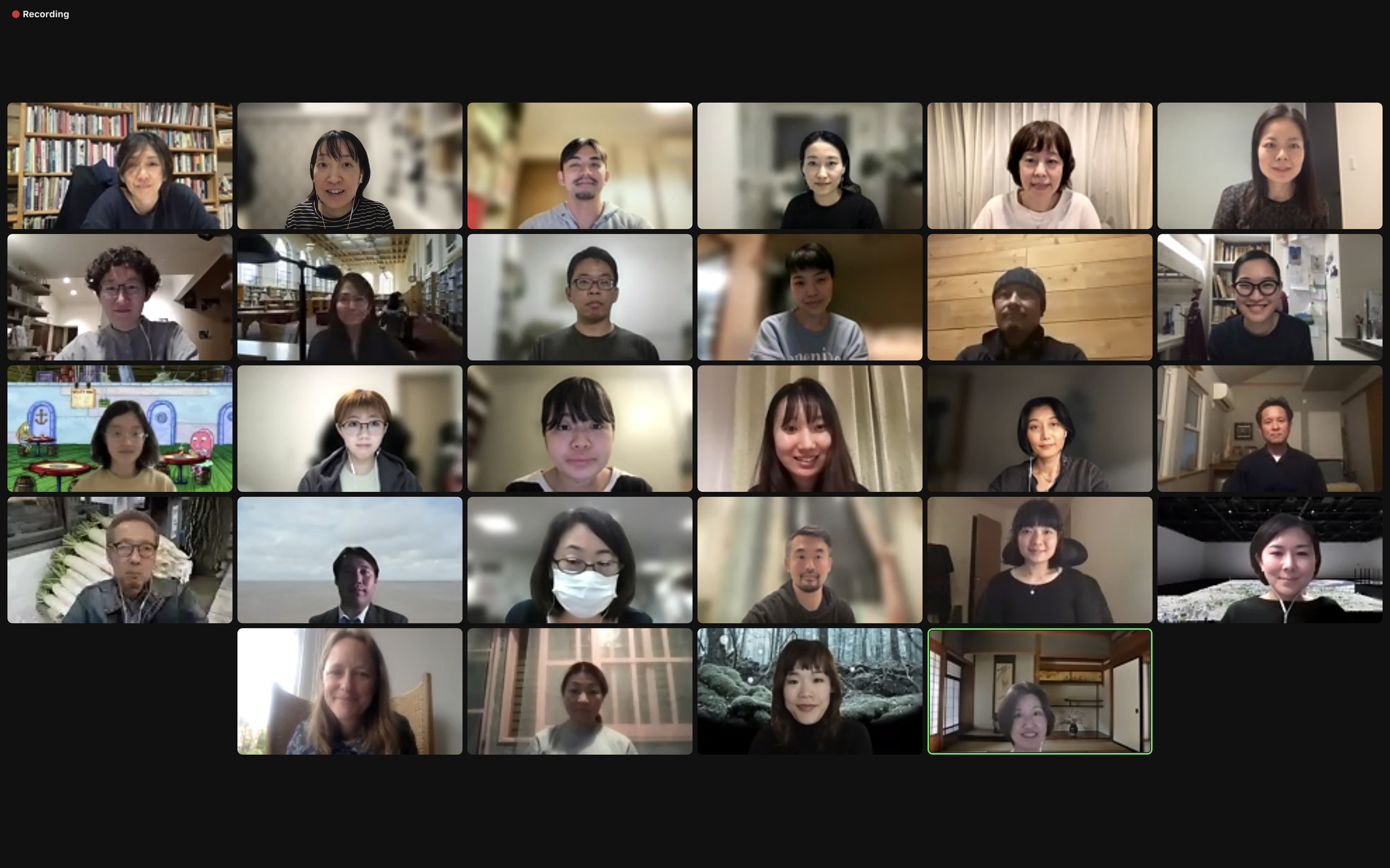 オンライン会議の画面に映る複数の参加者の顔写真
