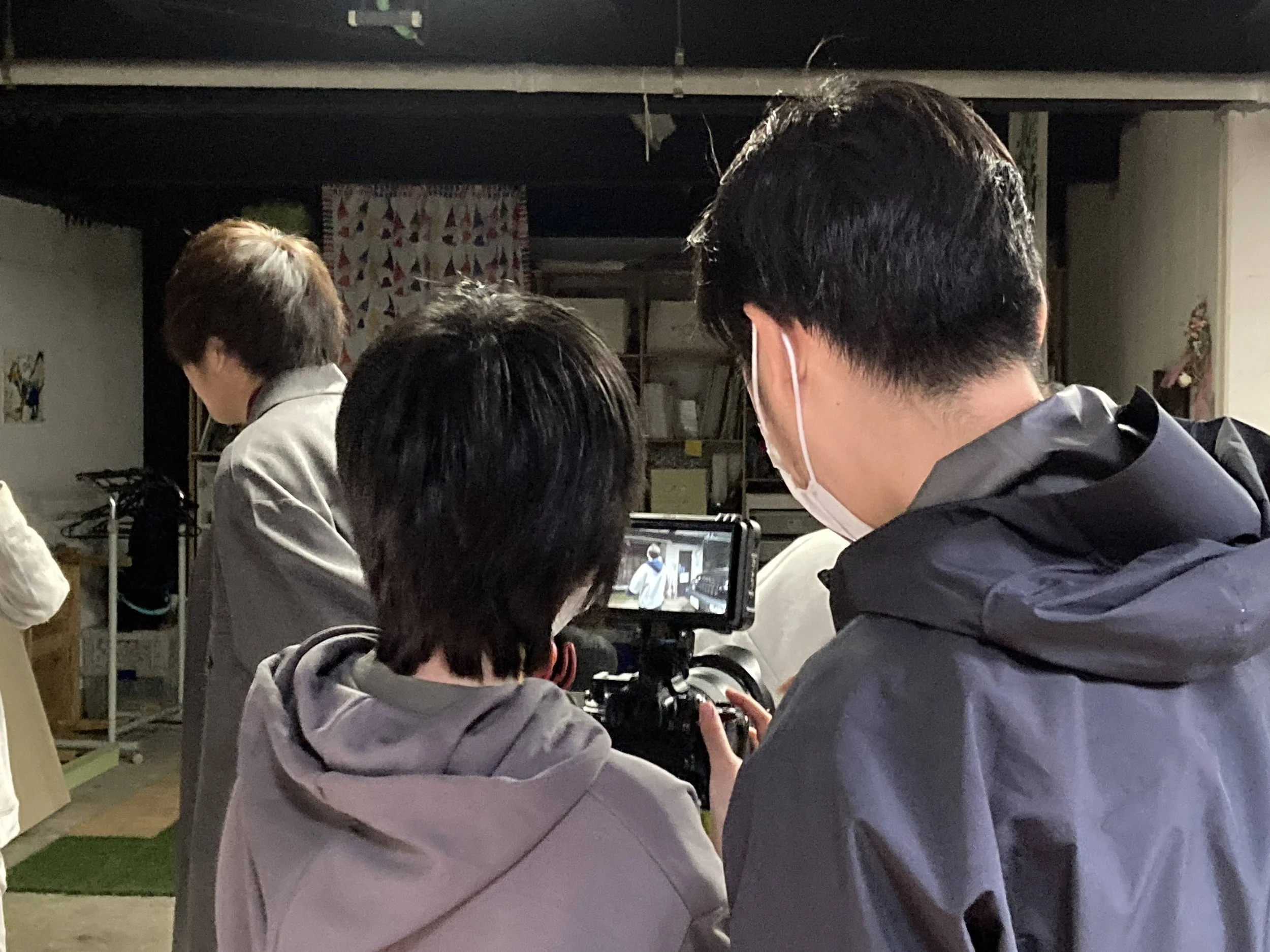 動画を撮影している人たちのグループ。背中側から見える。