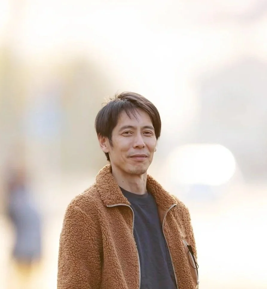 茶色のジャケットを着た男性の写真