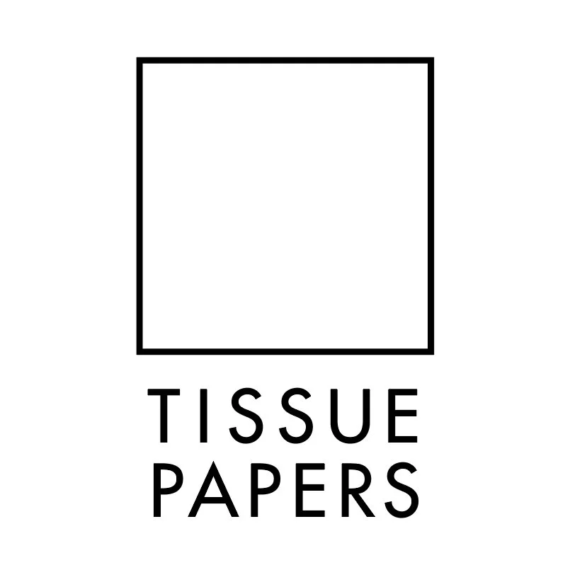 白背景に黒い縁取りの正方形と『TISSUE PAPERS』と書かれたシンプルなデザインの紙ナプキンのパッケージ