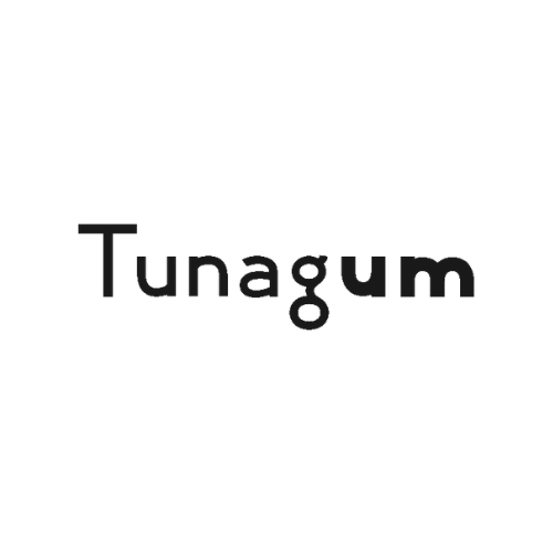 黒い背景に白いテキストで「Tunagum」と書かれているロゴ