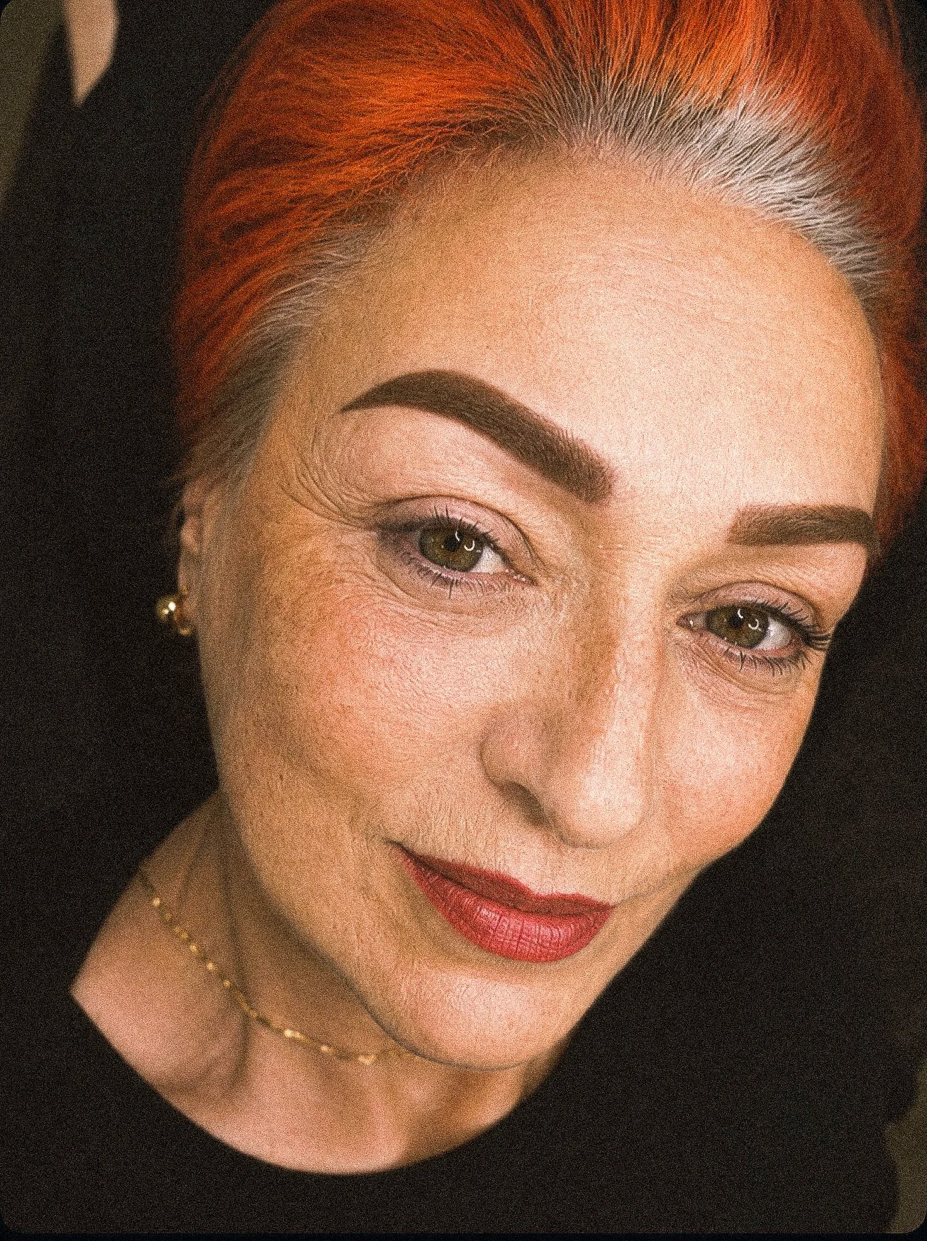 Powder Brows Ergebnis bei reifer Haut – Permanent Make-up Augenbrauen in weichem Ombre-Stil, ideal für ältere Kundinnen: dichte, natürlich wirkende Brauen mit präziser Form