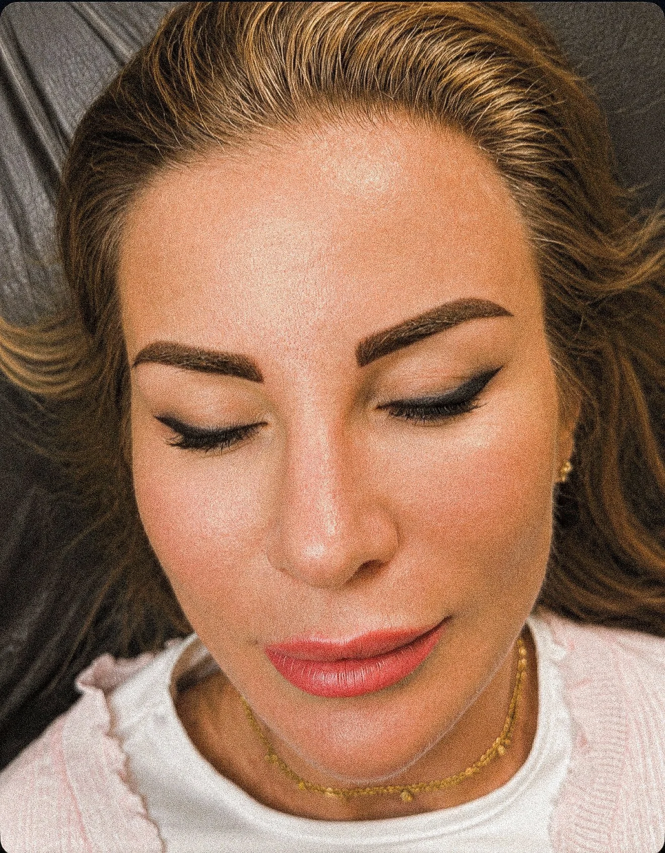 Permanent Make-up Ergebnis: Eyeliner und Powder Brows bei einer Kundin – natürlich wirkende, dunkle Lidstrichverlängerung kombiniert mit voluminösen, symmetrischen Augenbrauen in Braun