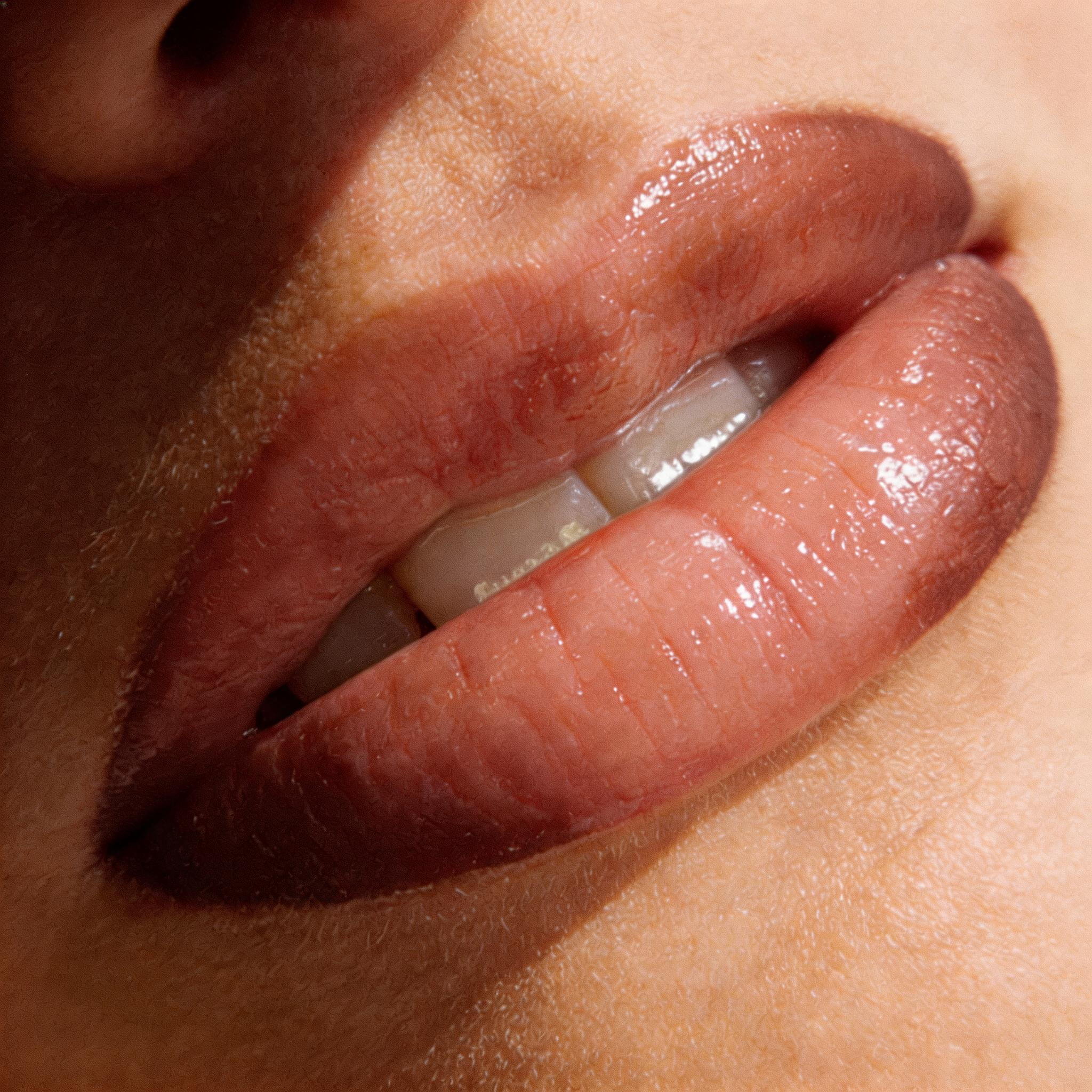 Nahaufnahme eines menschlichen Gesichts mit Fokus auf die Nasen- und Mundregion, sichtbare Hauttextur, Lippen und Nasenöffnung