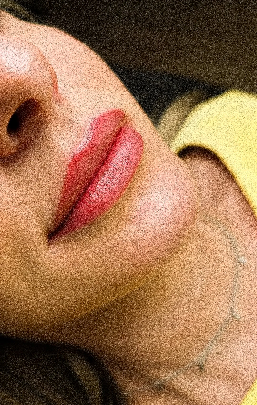 Permanent Make-up Lippen – Ergebnis direkt nach der Behandlung: vollständige Lippenpigmentierung in einem natürlichen Rosa-Ton, auch bekannt als Aquarell-Lippen oder Lip Blush
