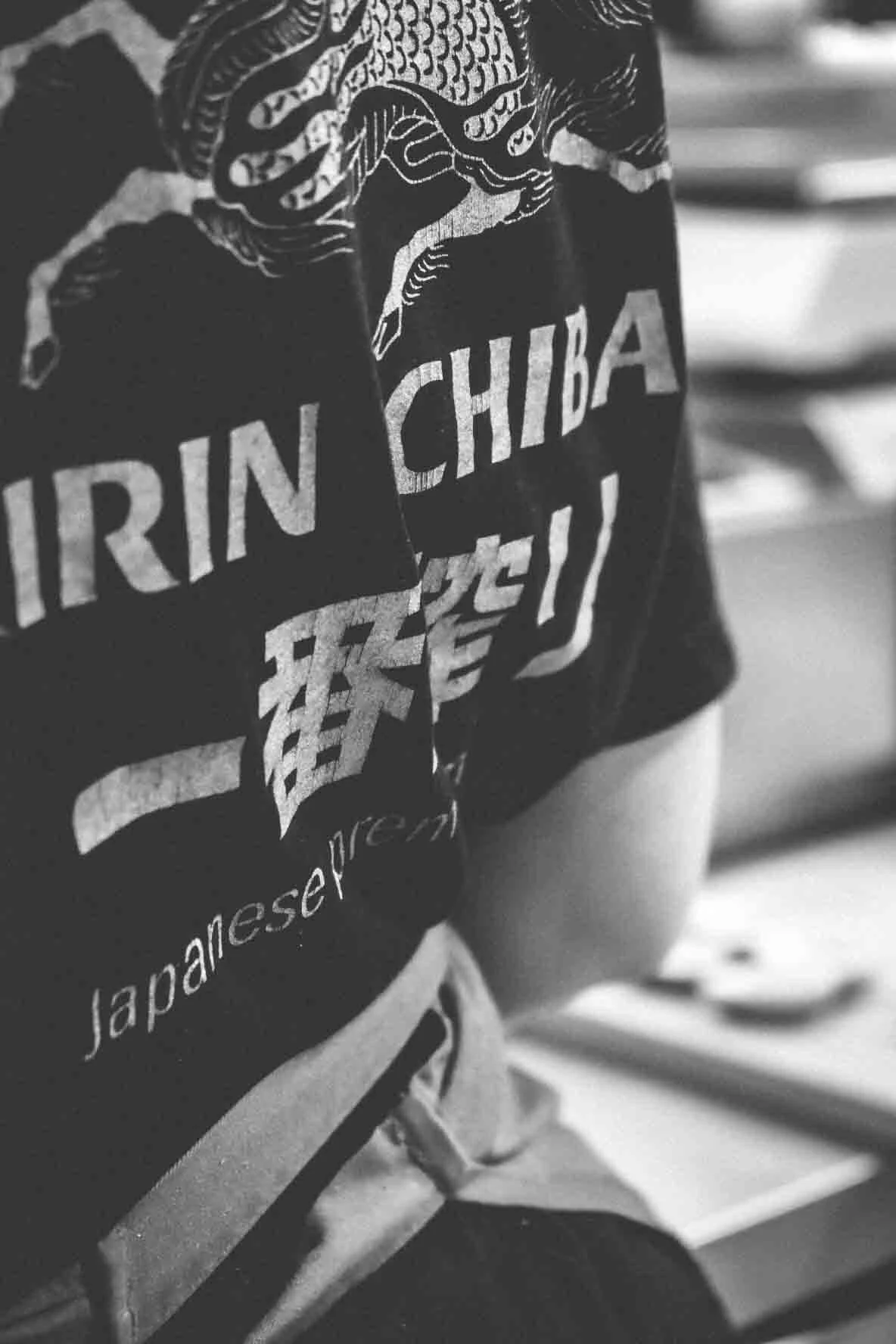 Vêtements de sports avec un logo de branding japonais et un tigre stylisé.