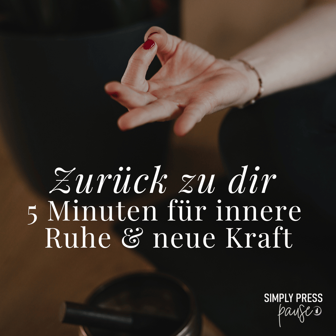 Nahaufnahme einer hand mit rotem Nagellack, die im Schneidersitz liegt, neben einer Thermoskanne, der Text in Deutsch "Zurück zu dir, 5 Minuten für innere Ruhe & neue Kraft" und das Logo "Simply press pause"