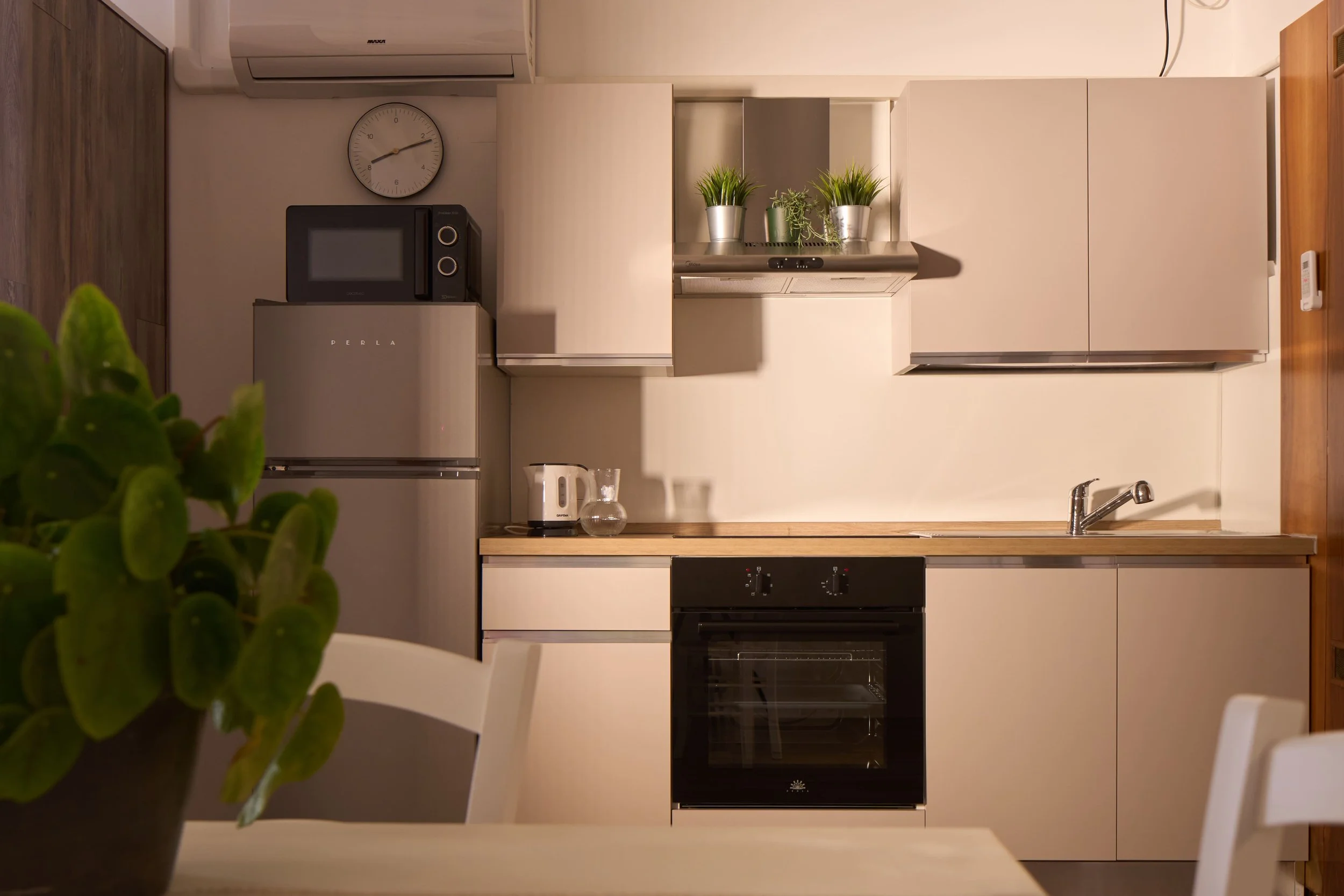 Cucina moderna con armadietti chiari.