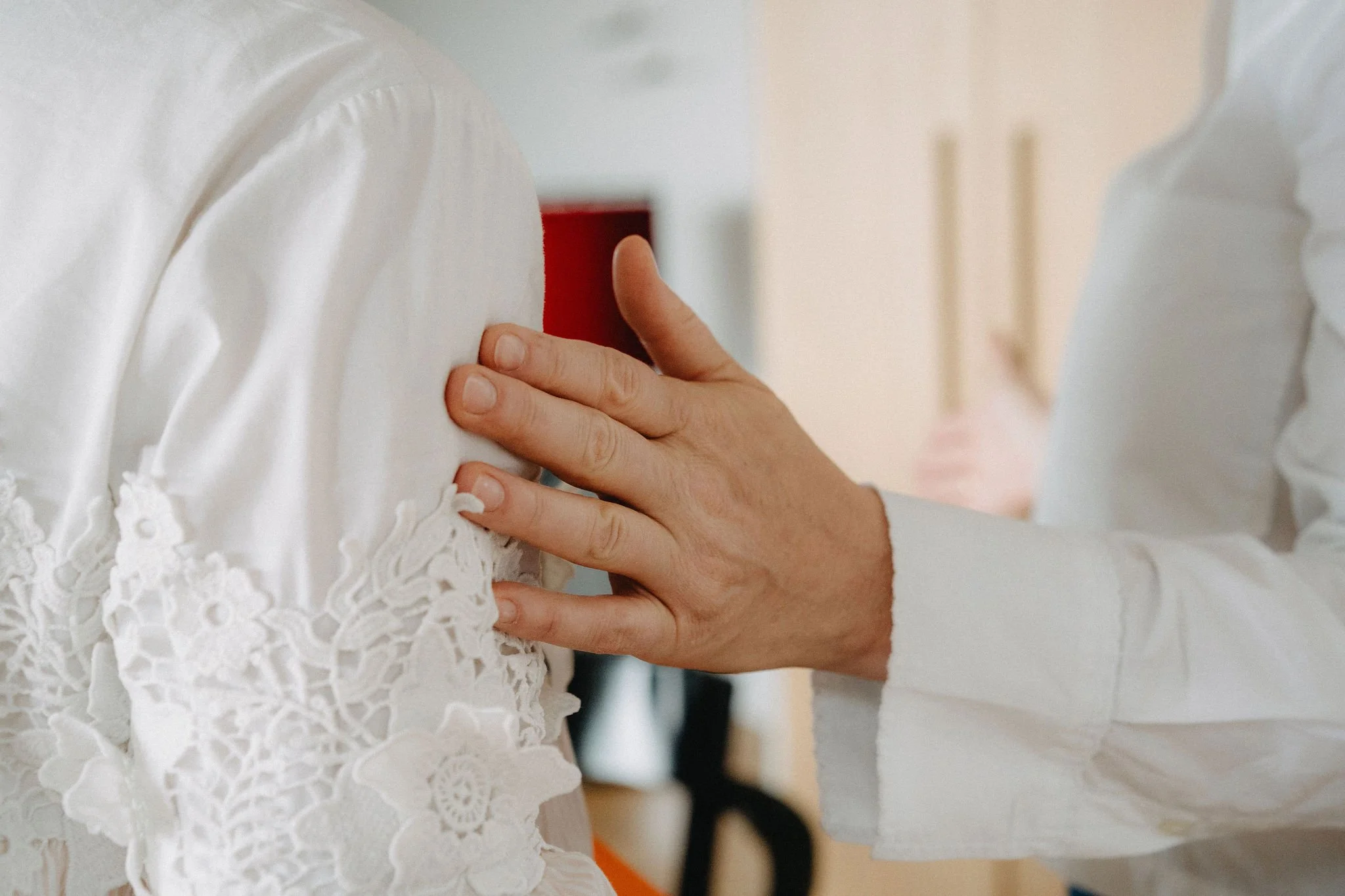 Detail aus einer Coachingsituation. Eine Hand berührt den Arm einer anderen Person.