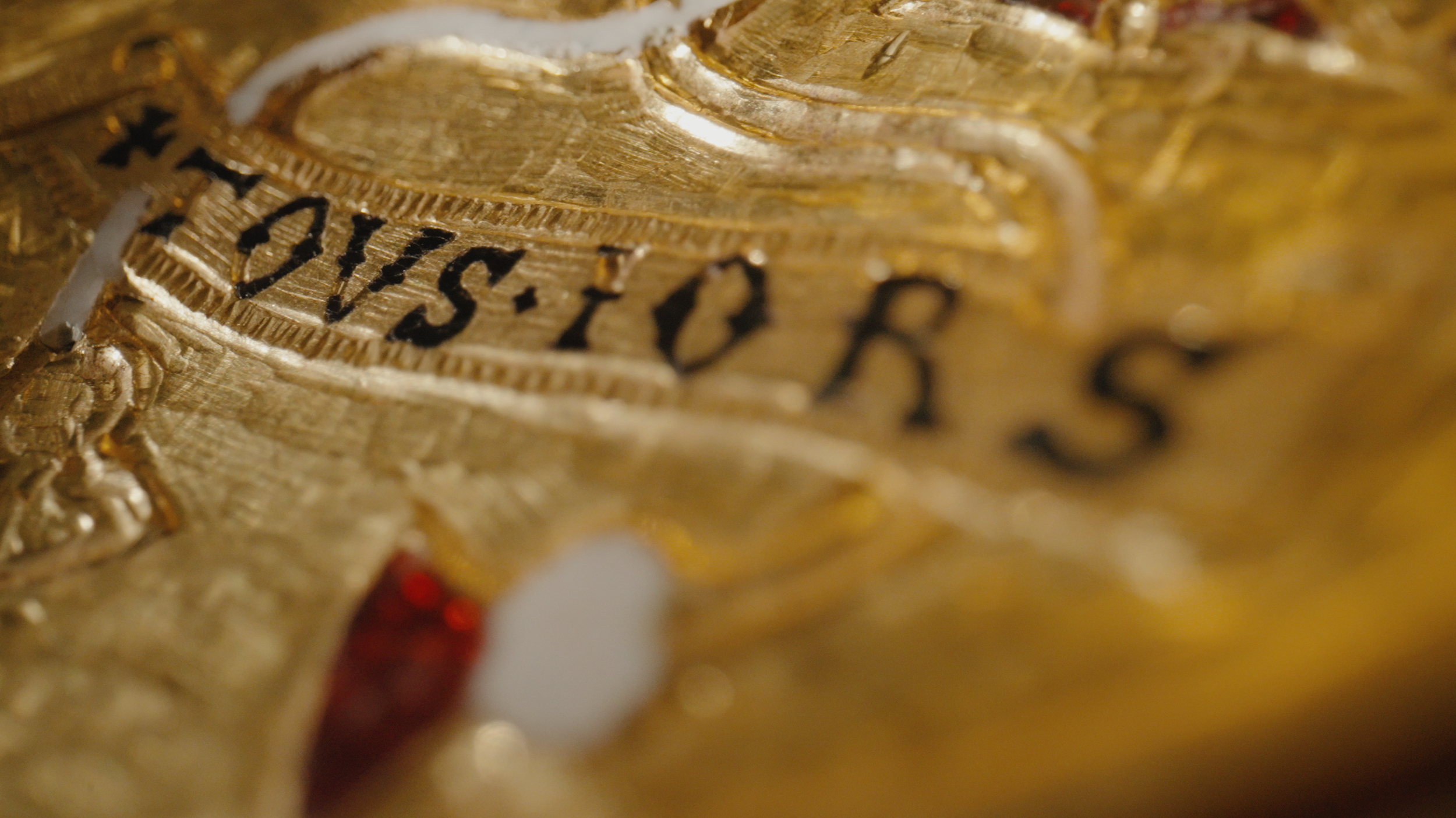 BRITISH MUSEUM RAISES £3.5 MILLION AND SAVES TUDOR HEART PENDANT