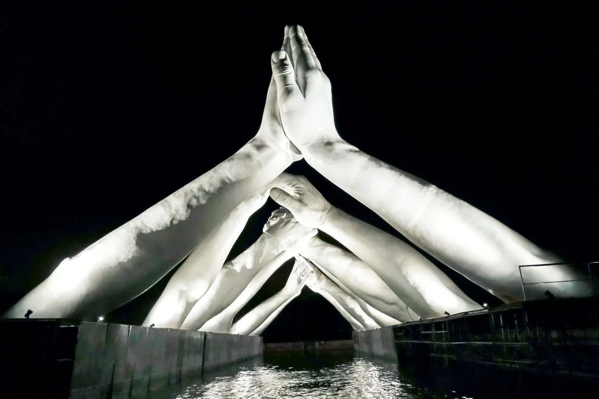 LORENZO QUINN UNVEILS “BUILDING BRIDGES” INSTALLATION AT THE VENICE BIENNALE
