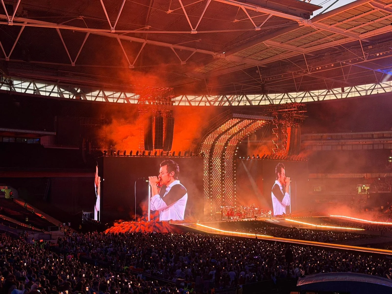 HARRY STYLES BEGINS LANDMARK WEMBLEY RESIDENCY IN FRONT OF PACKED CROWD