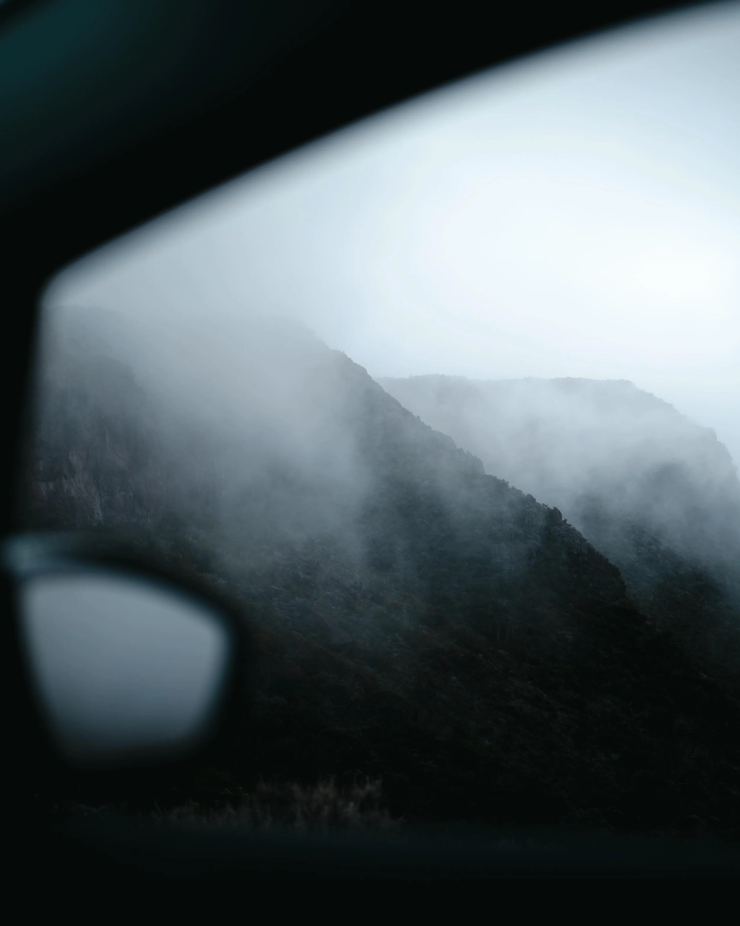 Hazy tones, quiet escape 🌪️

#iledelar&eacute;union #moodygrams #pitondelafournaise #reunionisland🌴