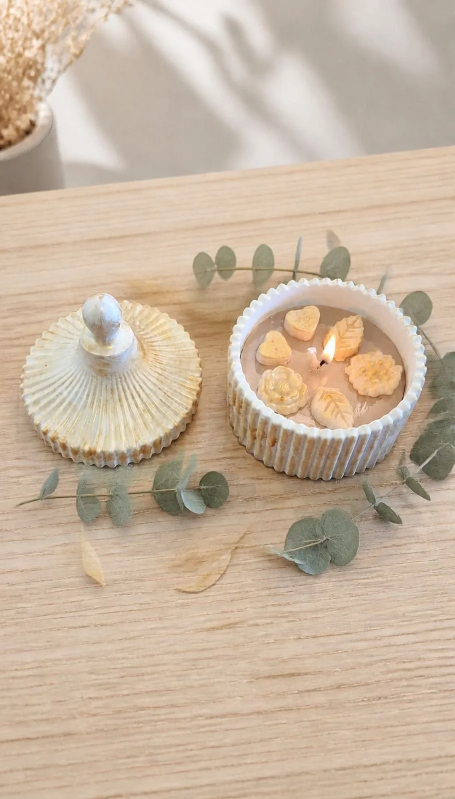 Bougie sur table en bois clair.jpg