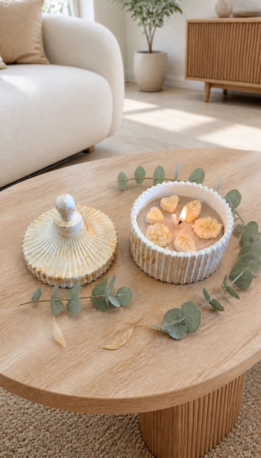 Bougie sur table en bois clair (1).jpg