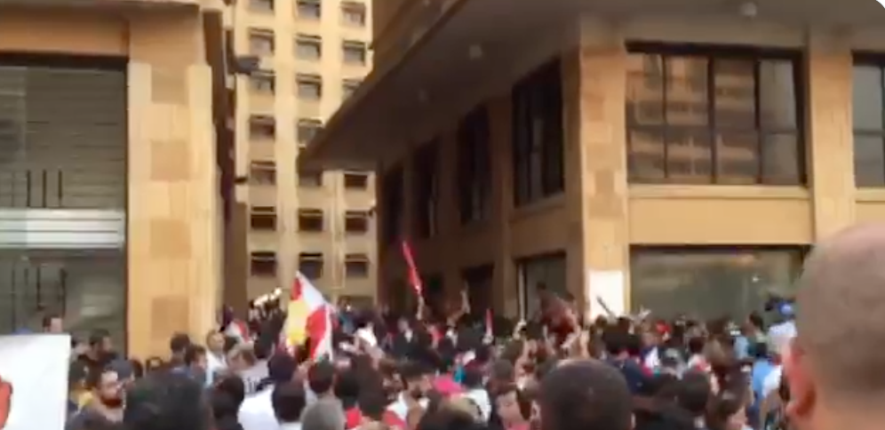 Lebanon 'You Stink' protests: Government sends armed vehicles as protesters stage ministry sit-in