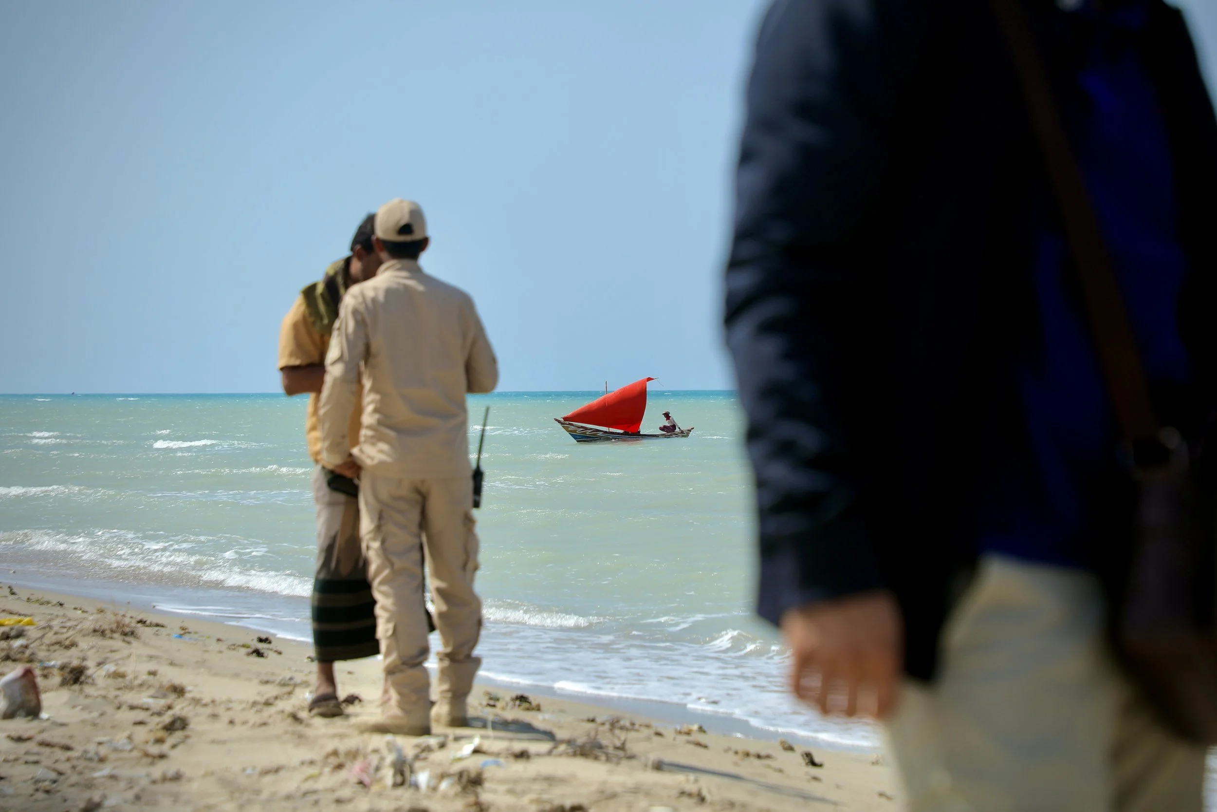 Project Masam’s Team 26 shares information with local fishermen and community representatives about mine sightings, unsafe coastal areas and recent incidents along Yemen’s Red Sea coast. Al Khokha, Yemen.