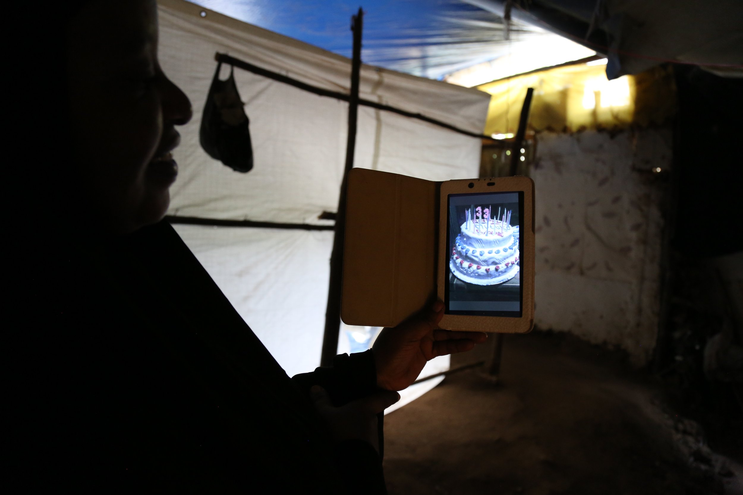 Cake reference

A photograph of a decorated cake on a mobile phone serves as a reference image for a cake ordered from Mariam Nininahazwe by a customer in Kakuma refugee camp.