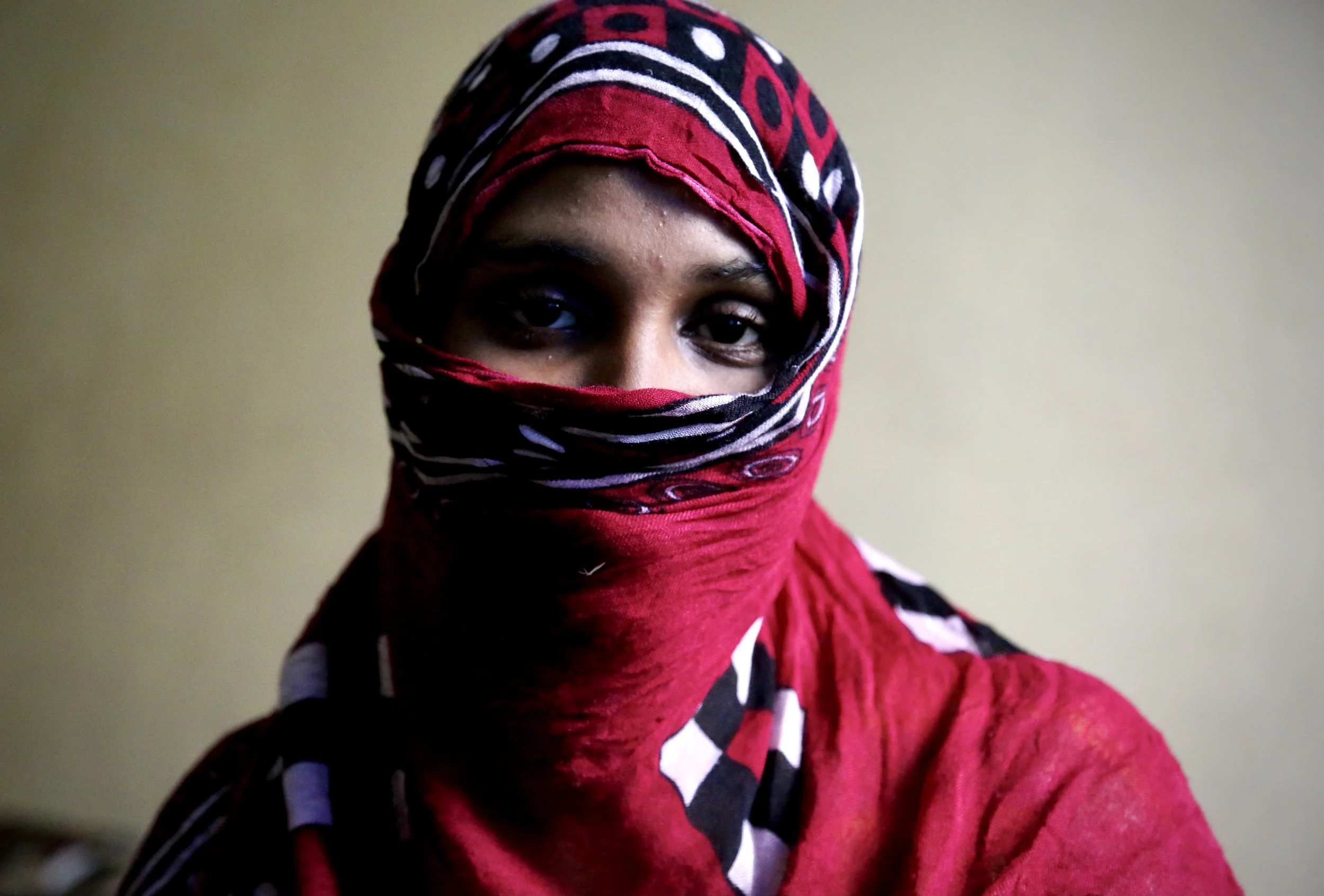 A Somali refugee woman poses for a portrait in Eastleigh, Nairobi. Some of the women requested anonymity because of concerns for their safety and legal status. Nairobi, Kenya, June 2016.