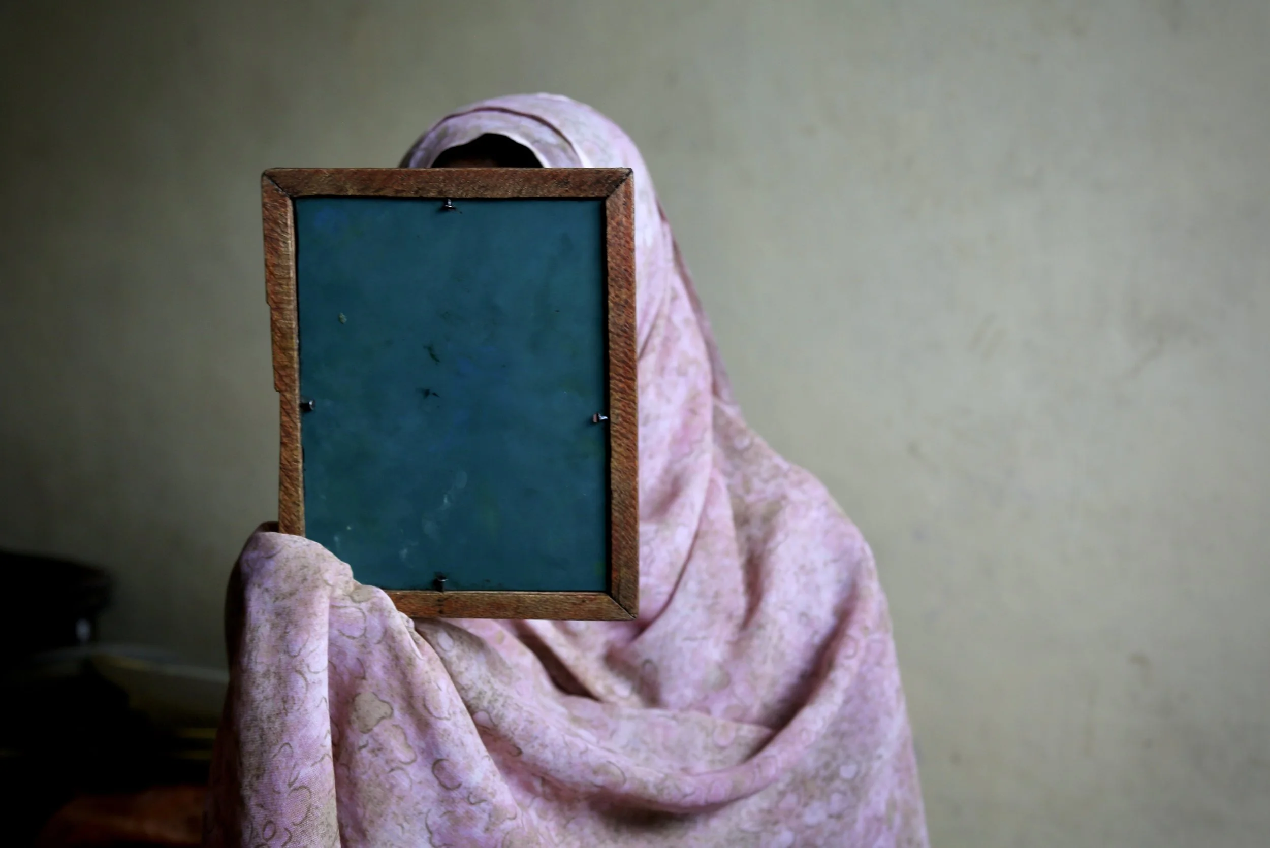 A Somali refugee woman conceals her identity while speaking about her experiences in Kenya. Several refugees requested anonymity because they feared repercussions for themselves or their families. Nairobi, Kenya, June 2016.