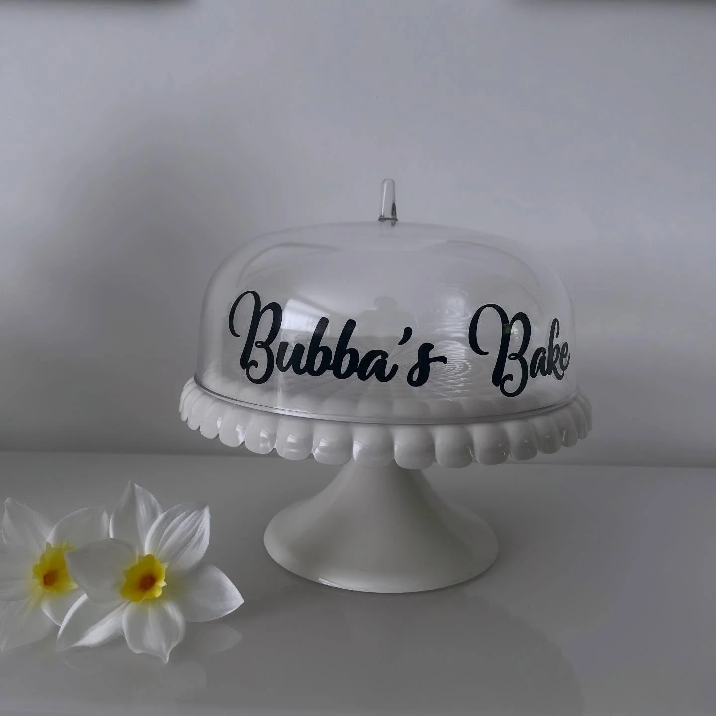 Personalised perfection
A cake dome that turns every bake into something special.
&ldquo;Bubba&rsquo;s Bake&rdquo; &ndash; because the best treats deserve a name.

Perfect for home baking, hosting, Shabbos &amp; Yom Tov 
A gift they&rsquo;ll actually