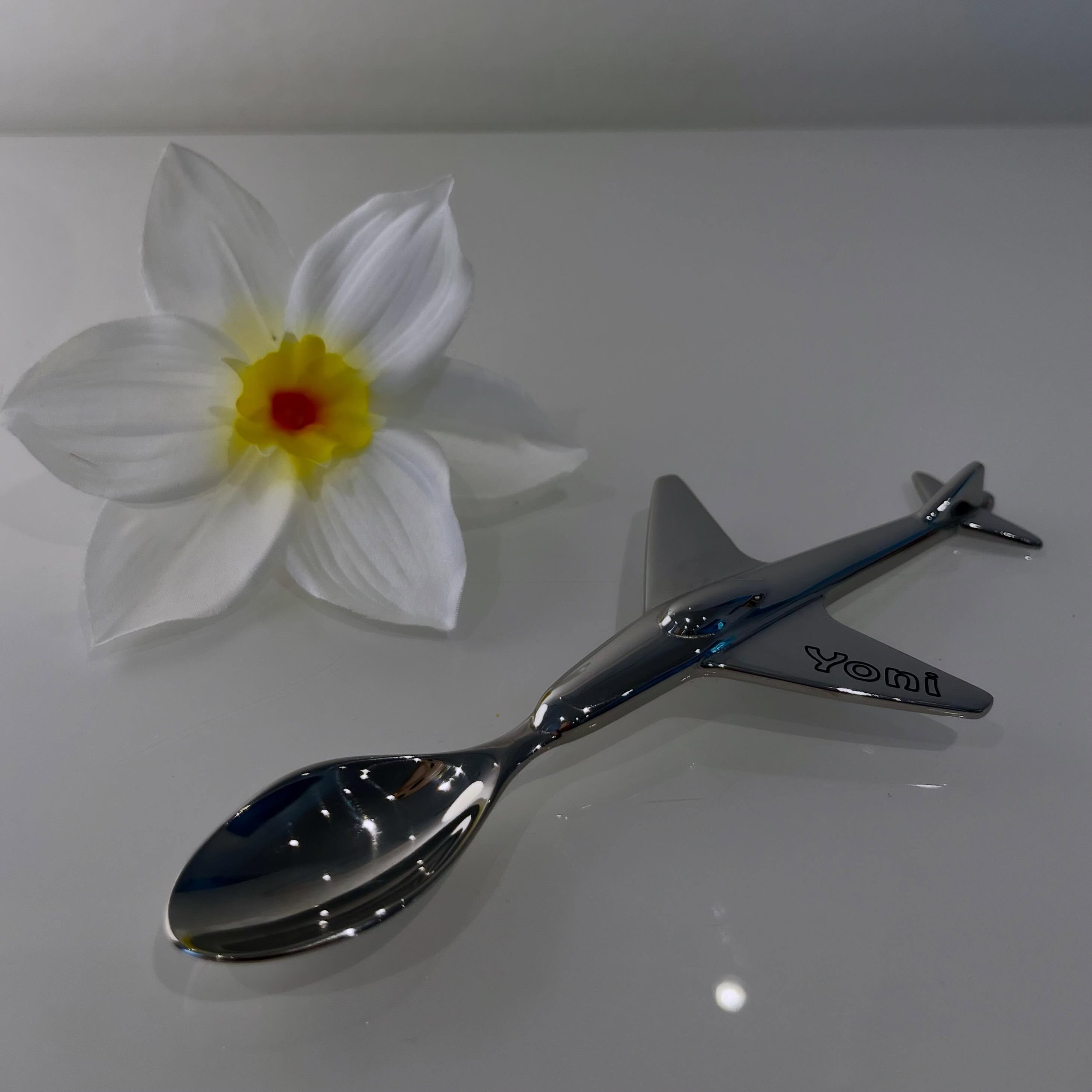 ✈️ Cuteness ready for departure&hellip;
Our personalised airplane spoons have officially landed 🤍
#engravedgifts #personalisedg&igrave;fts #babygifts #studioluxelondon
