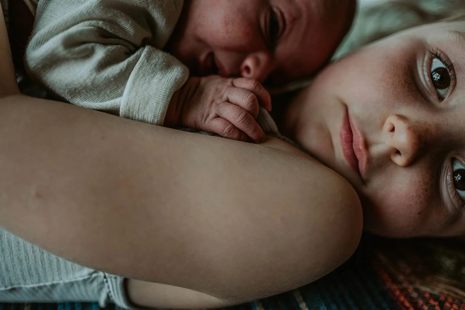 Natürliche Familienfotos, die echte Geschwisterliebe zeigen.