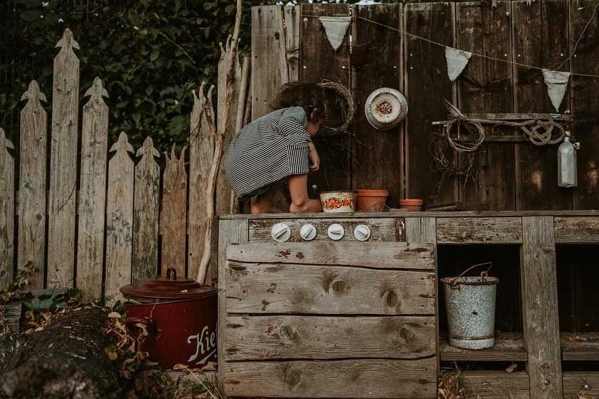 dokumentarische-familienfotografie-garten-kinderkueche.jpg