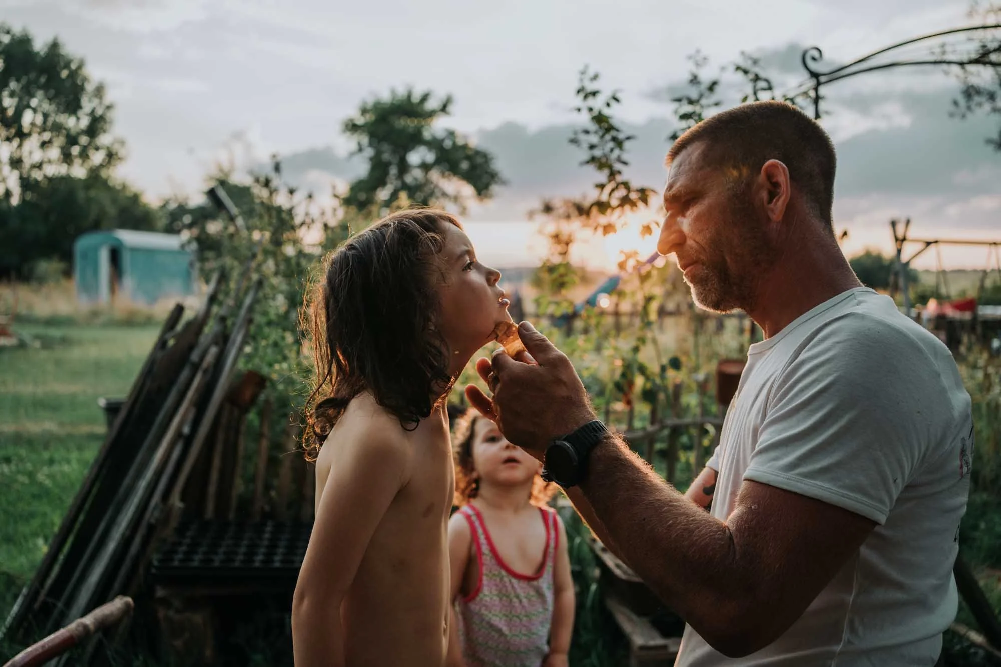Natürliche Familienfotos auf dem Land.