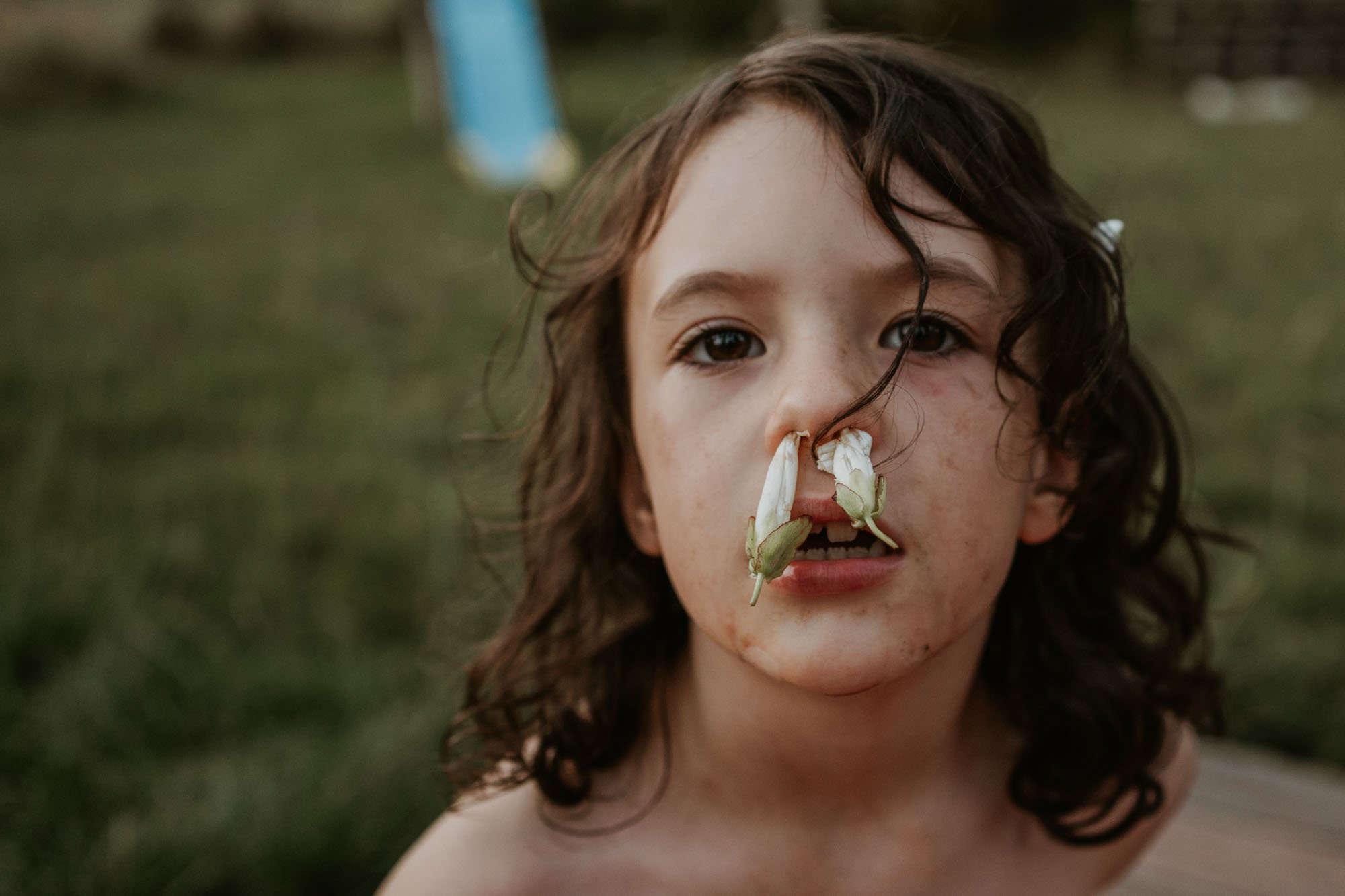 Dokumentarische Familienfotografie zeigt echten Kinderalltag.