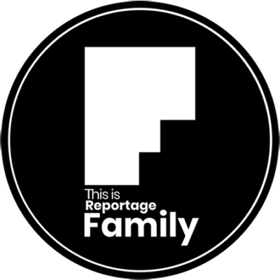 Logo mit Text 'This is Reportage Family' auf schwarzem Hintergrund.