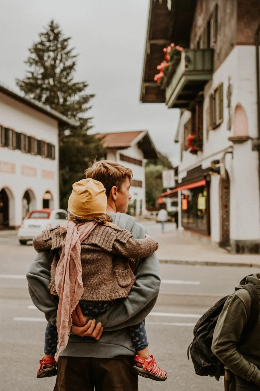 Natürliche Familienfotos zeigen euch wild und frei.
