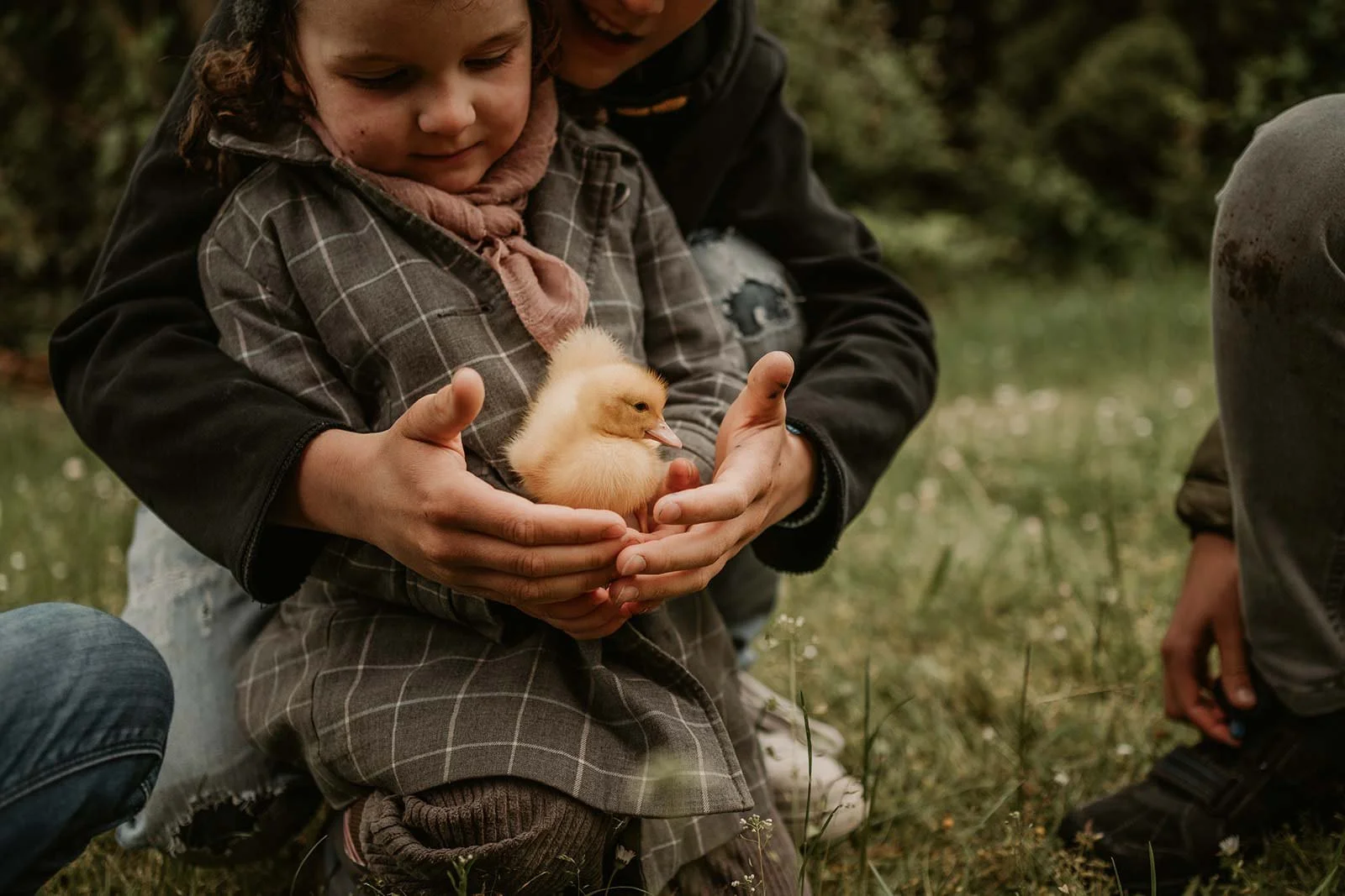 Natürliche Familienfotos, die den Zauber der Kindheit einfangen.