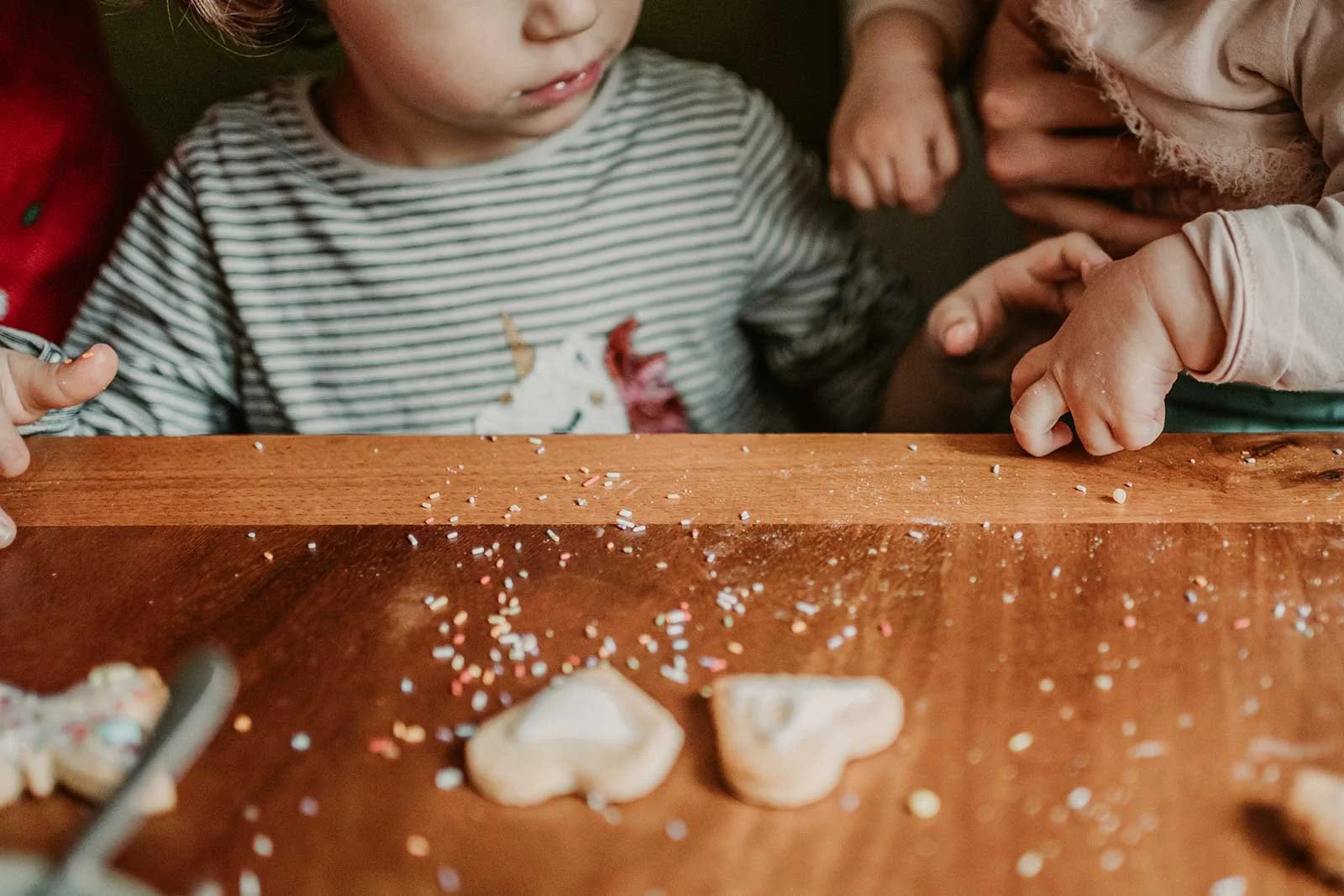 Natürliche Familienfotos hält die kleinen Momente fest.