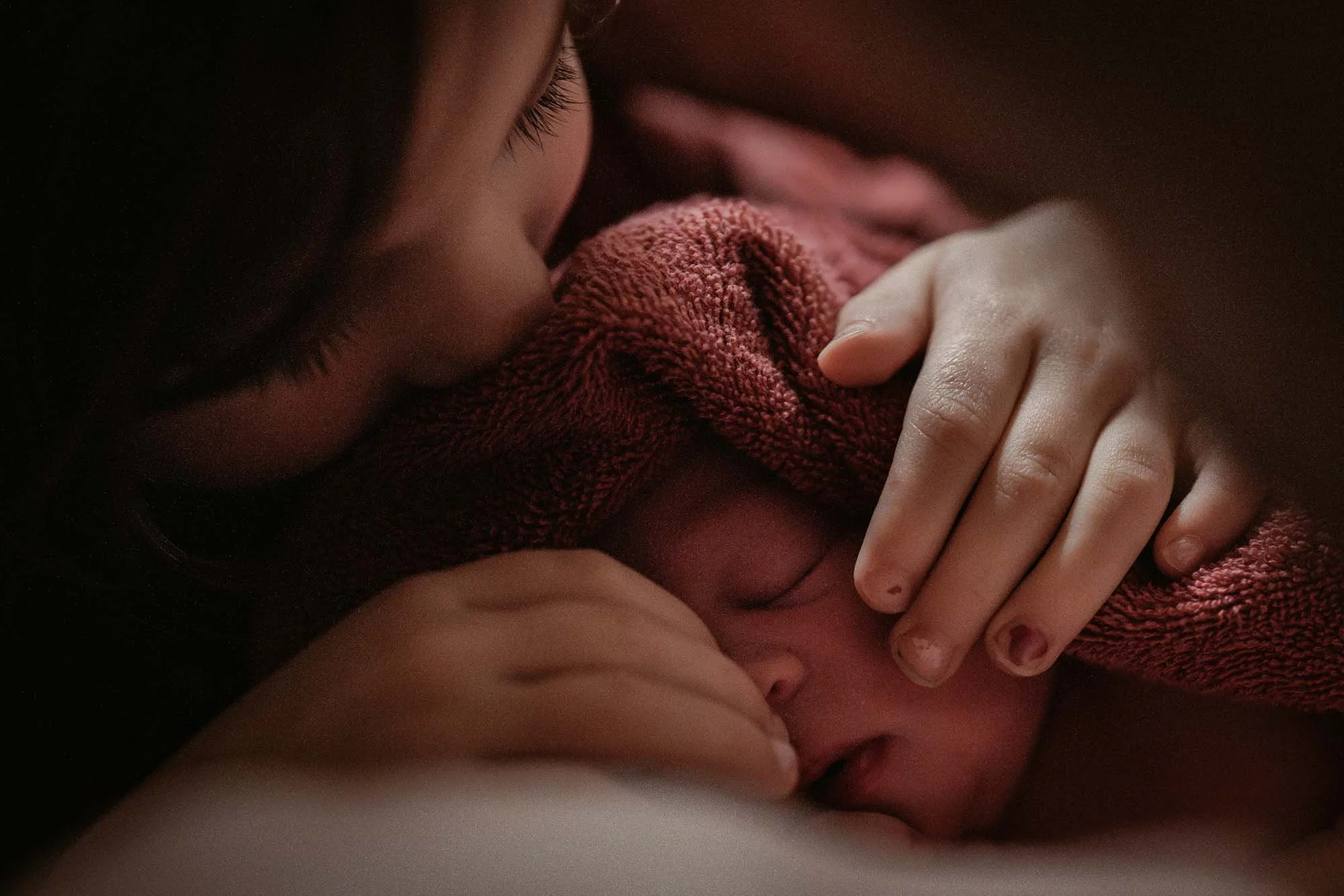 Geburtsfotografie zeigt echte Geschwisterliebe.