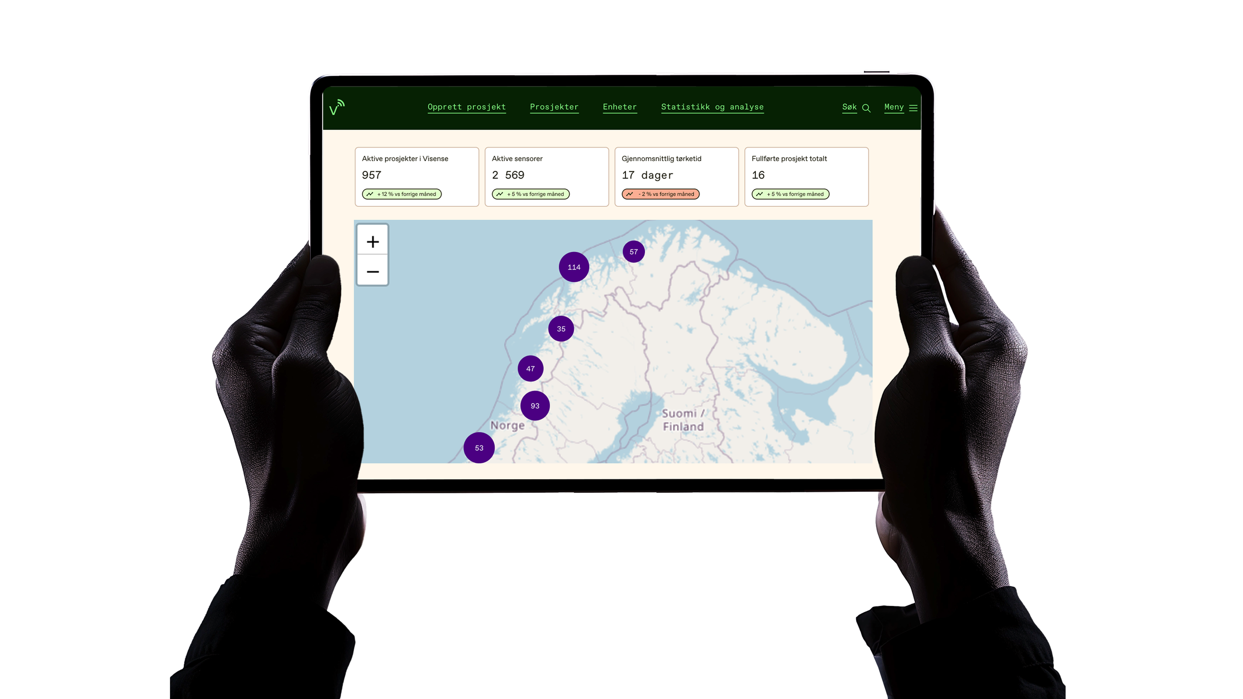 En persons hender holder en nettbrett som viser et kart over Norge med datastående og grafer for ulike prosjekter.