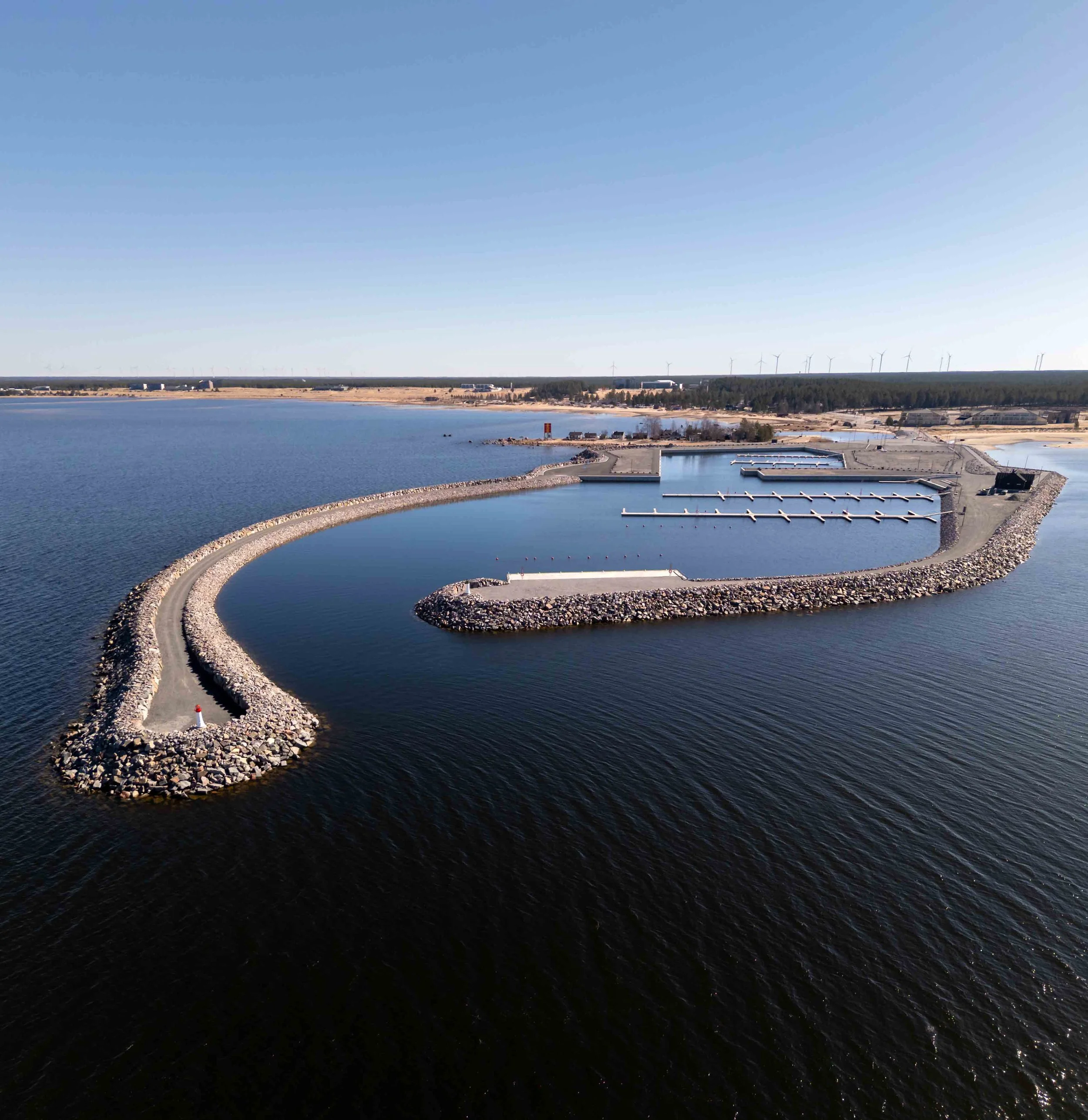 Ilmakuva Kalajoki Marinasta. Kuvassa näkyy Marinan satama-allas ja Kalajoen Hiekkasärkkien maisema taustalla.
