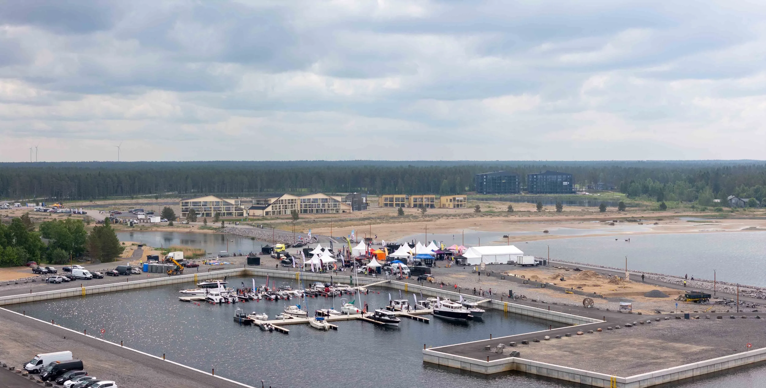 Ilmakuva Kalajoki Marinasta Vesille messuilta. Kuvassa veneitä satama-altaassa ja näytteilleasettajatelttoja.