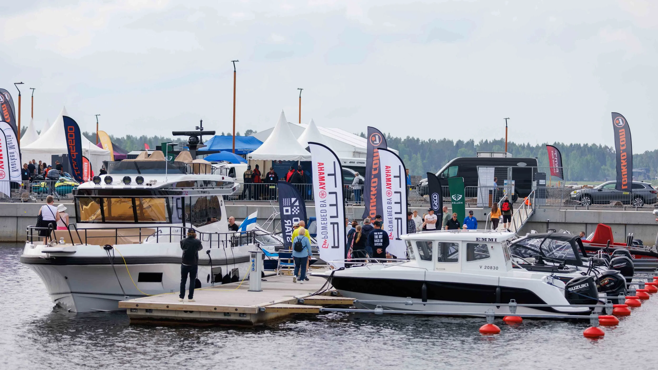 Vesille messut Kalajoki Marinassa: kuvassa esittelyveneitä ja ihmisiä.