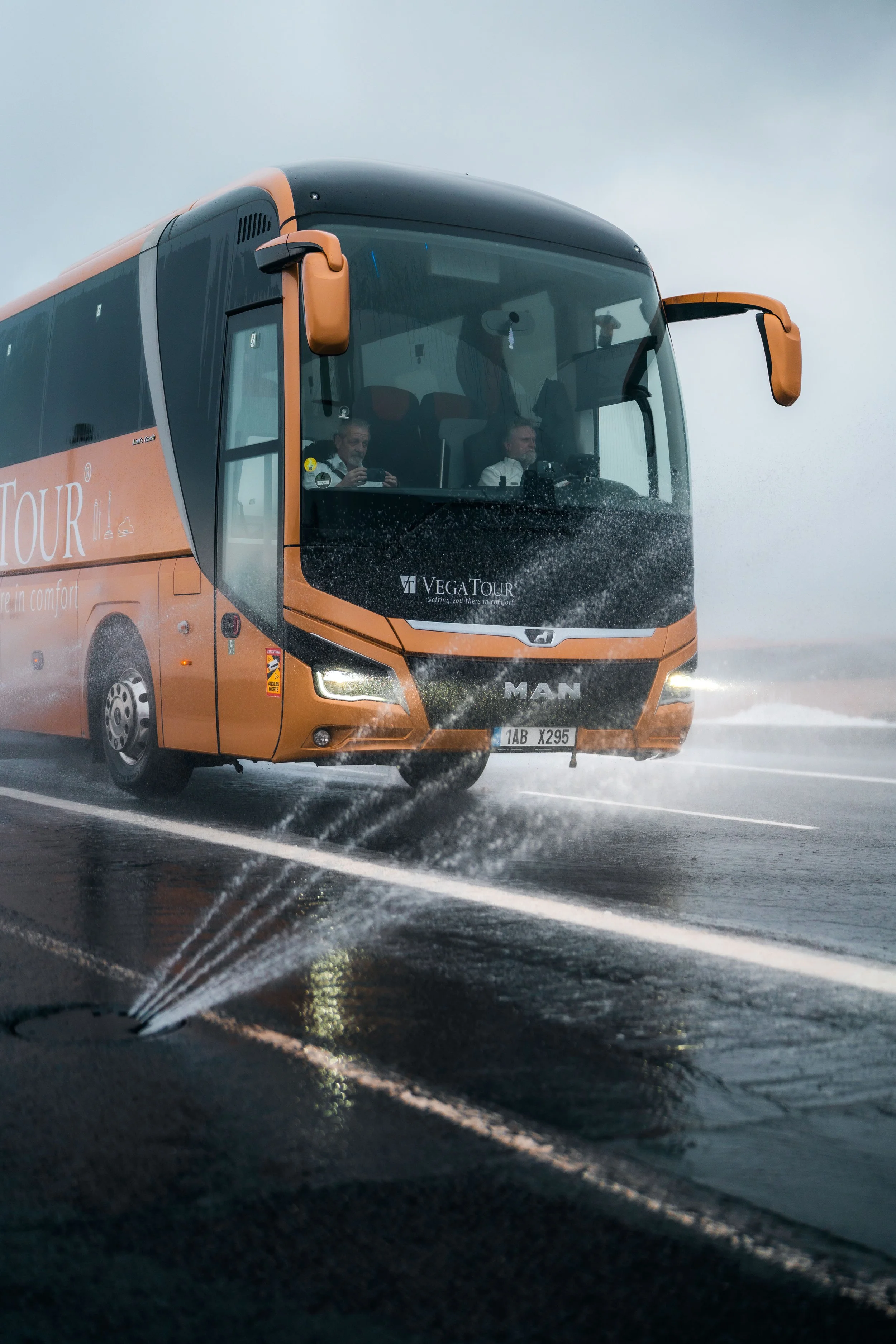 jaaroninBUS-1.jpg